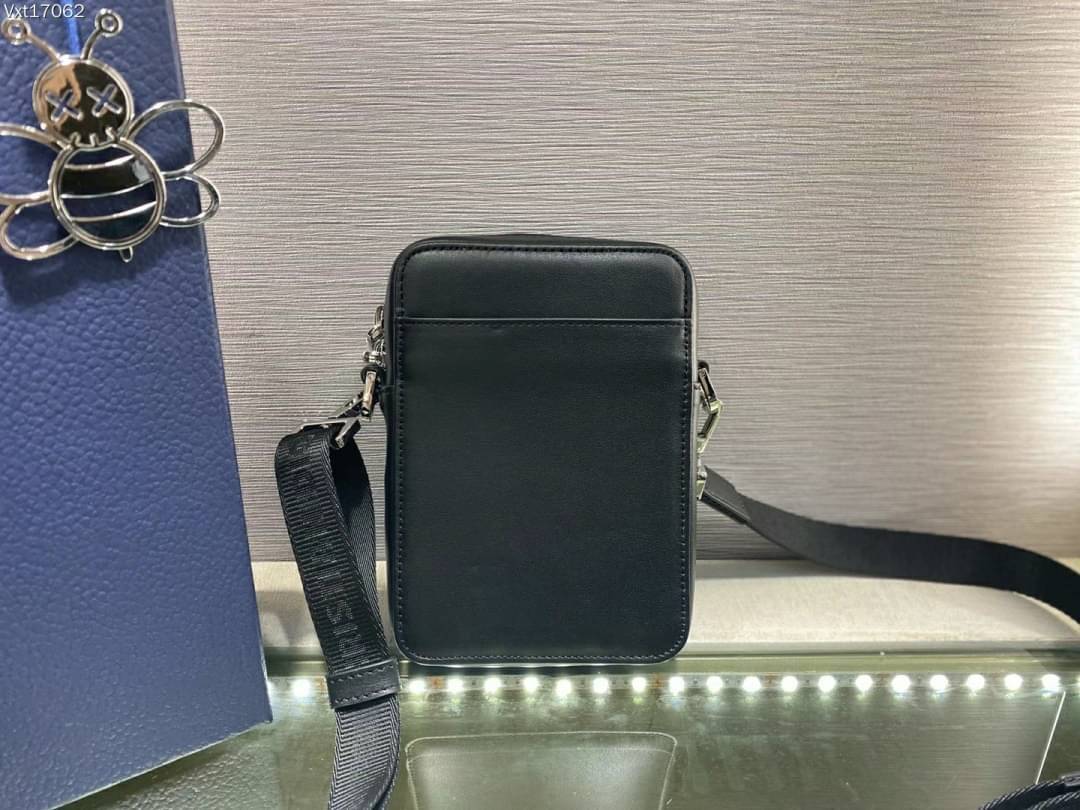 Dior World Tour Vertical / DIOR WORLD TOUR OBLIQUE GALAXY LEATHER MESSENGER POUCH BAG / Dior Pouch With Strap Oblique Galaxy Calfskin เกรดเทพออริจินอล หนังแท้ ภาพถ่ายจากสินค้าจริง ใช้งานต่างประเทศได้