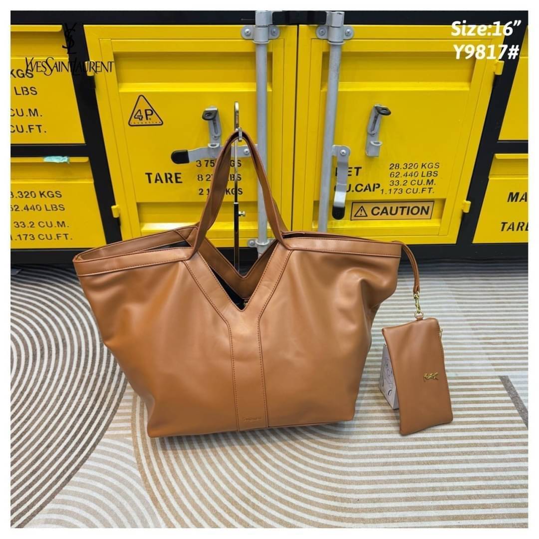 YSL Y TOTE IN LEATHER BAG กระเป๋าสะพายทรงโท้ทใบใหญ่ รุ่นใหม่ล่าสุด งานหนังสวยเต็มใบ ดีไซส์เรียบหรูดูแพงอย่างแท้จริง ภายในโล่งกว้างมาก จุของได้เยอะสุด เอาใจสายแบกแต่ยังคงความหรูไว้ในตัวอย่างแน่นอน