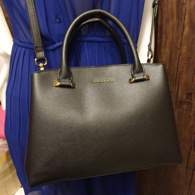 CHARLES & KEITH CLASSIC TOP HANDLE BAG กระเป๋าถือหรือสะพายใบใหญ่ ทรงแข็ง หนัง pu สวย ดีไซน์เรียบหรู ดูดี ด้านหน้าป้ายโลโก้แบบนูน ด้านหลังมีซ่องซิป 1 ช่อง เปิด-ปิดแบบกระดุมแม่เหล็ก ภายในมี 2 ช่องใหญ่ คั่นกลางด้วยช่องซิป มีหมุดรองรองฐานสี่มุม มาพร้อมสายสะพา