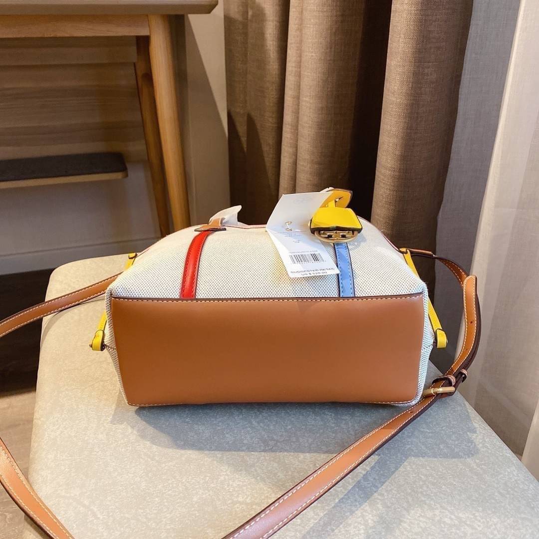 ของแท้ 💯% TORY BURCH SMALL CANVAS TOTE BAG กระเป๋าทรง SHOPPING ใบขนาดกลาง ผ้าแคนวาสคาดหนังแท้ อะไหล่ทอง ประดับโลโก้แบรนด์ด้านหน้า ด้านในเปิดปิดด้วยกระดุมแม่เหล็ก แบ่งเป็นสองช่องใหญ่