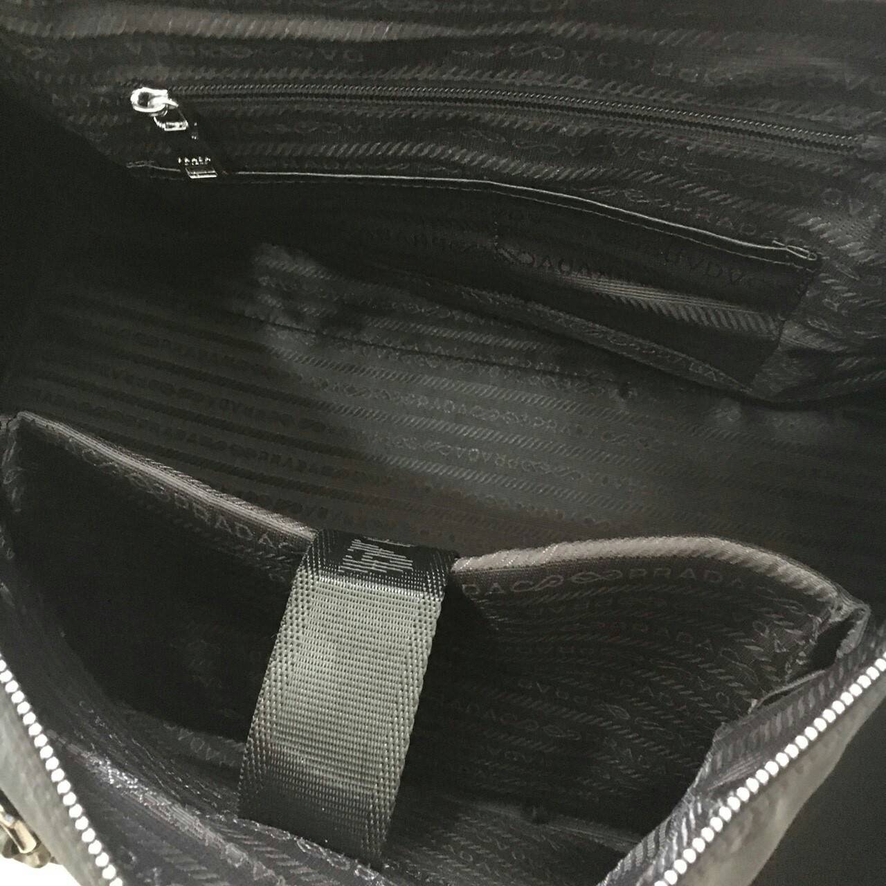 New arrival ! ของมันต้องมี♡ มาใหม่กับ กระเป๋าทรง Travel Bag ใส่ของได้เยอะมาก (มาพร้อมถุงผ้าแบรนด์) ไปต่างประเทศได้สบายคะ หมดห่วง ตัวกระเป๋าทำจากผ้า Nylon อย่างดี สามารถกันน้ำได้ ทรงสวยมากคะ มีความอยู่ทรงในระดับนึงด้านหลังมีช่องซิป มาพร้อมอะไหล่เงิน