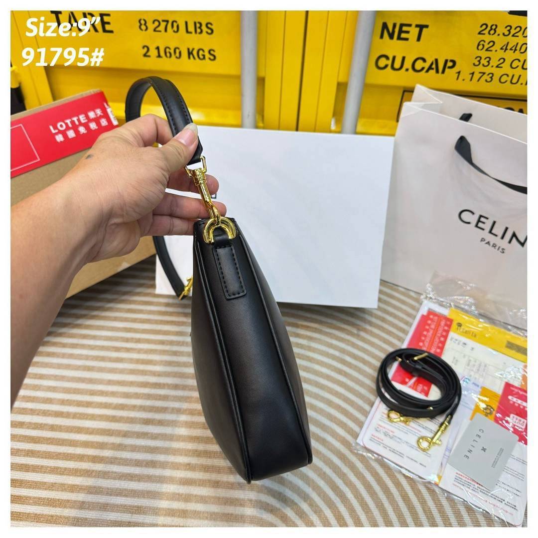 CELINE SMALL CAMILLE 16 SOFT BAG IN SMOOTH LEATHER กระเป๋าทรงโฮโบที่ตัวแม่ตัวมัมใช้กันเยอะสุดๆ ด้วยรูปทรงยอดนิยม สะดวกใช้ด้วยอะไหล่บิดล็อค สีทองสวยโดดเด่น