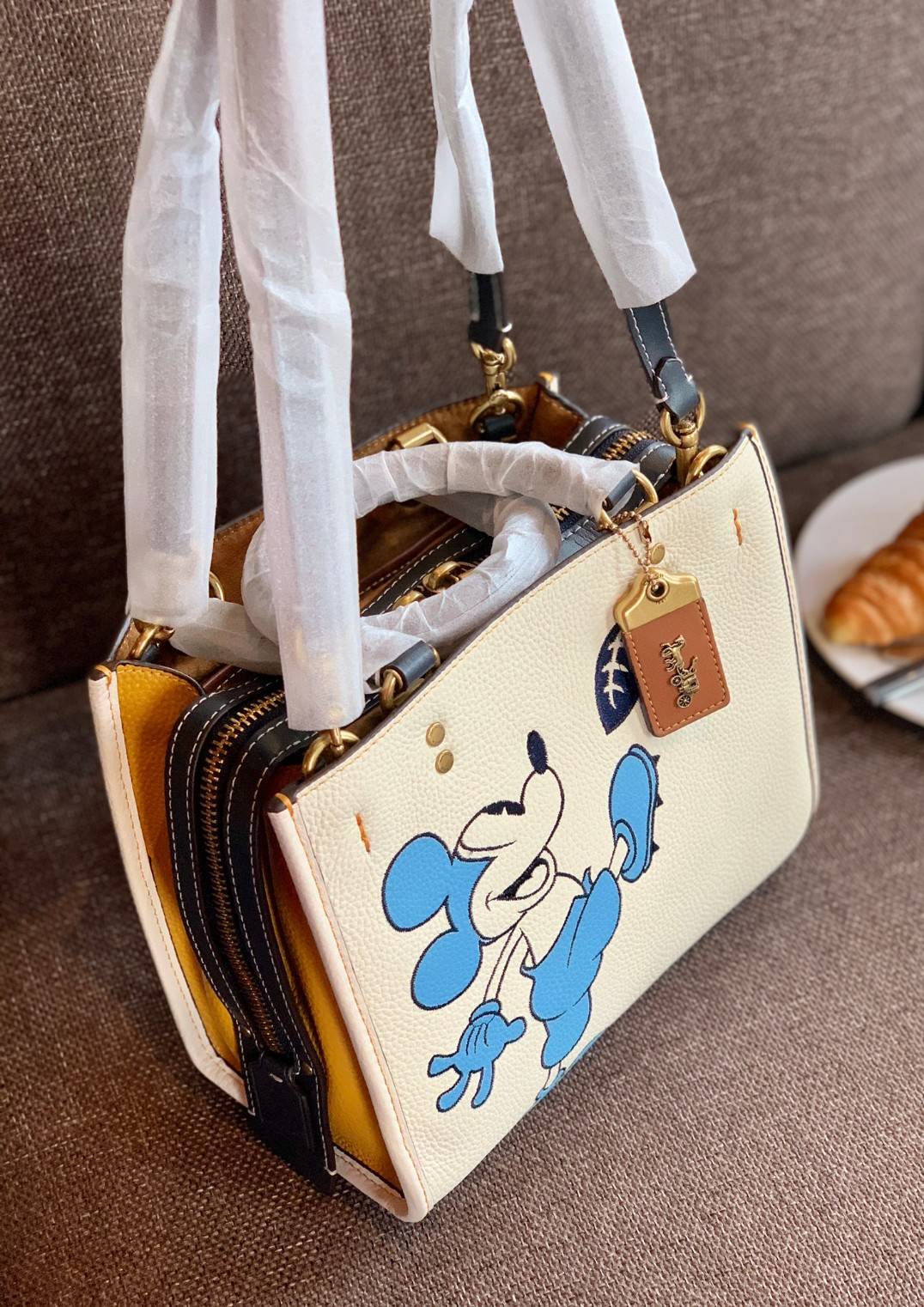 LIMITED EDITION!💥 💋สวยต้องยกนิ้วให้นางไปเลยจร้าา👍👍 COACH DISNEY X COACH ROGUE 25 WITH MICKEY MOUSE((C6166)) 📌พร้อมส่งที่ไทยก่อนใคร คุณภาพจัดเต็มบอกเลย หลงรักแน่นอนค่ะ! ✔️กระเป๋าหิ้ว//คล้องไหล่//สะพายข้างได้ ส