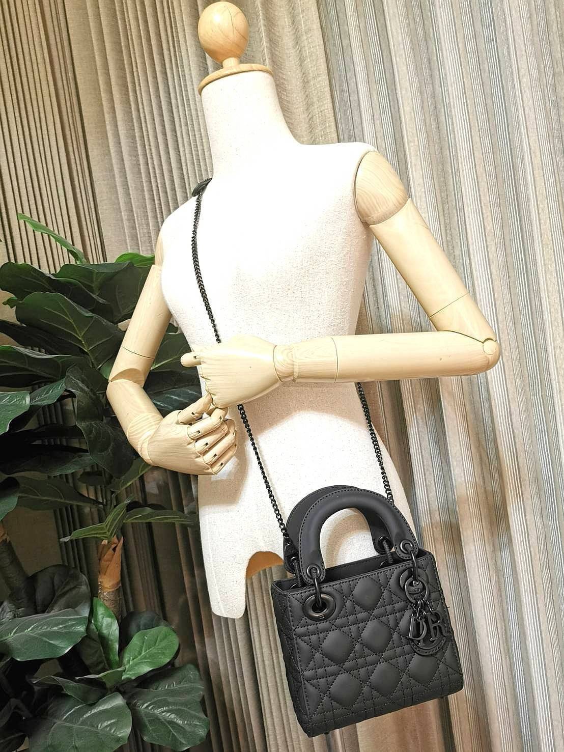 CHRISTIAN DIOR MINI BAG VIP GIFT WITH PURCHASE พรีเมี่ยมกิ้ฟรุ่น Limited สวยหรูดูดีอลังการเซตสุดคุ้มได้ทั้งกระเป๋าสะพายหนัง Calfskin + กระเป๋าสตางค์สั้น + Dior Gold Star ครบชุด ไอเท็มใหม่ล่าสุดน่าใช้น่าสะสม สินค้ามาพร้อมกล่องแบรนด์ จะซื้อใช้เองหรือมอบเป็น