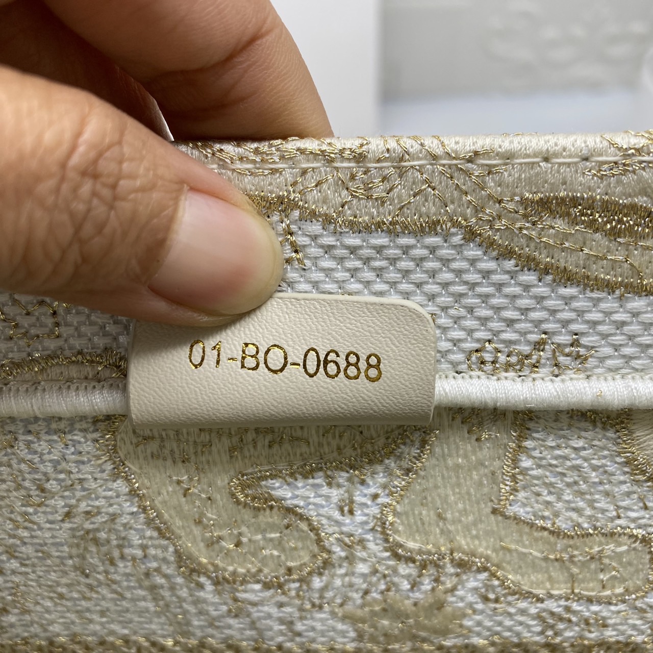 CHRISTIAN MEDIUM DIOR BOOK TOTE เอกลักษณ์ของความหรู เป็นทางช็อปปิ้งBag ที่ต้องมี ภายในโล่งกว้างมาก ใส่ของแบบแน่นๆ จุๆไปได้เลย น้ำหนักเบาสบาย งานออริปักขึ้นรูปสวยมาก มี code stamp พร้อมส่งที่ไทย ภาพสินค้าถ่ายจากงานขายจริง ใช้งานต่างประเทศได้ค่ะ