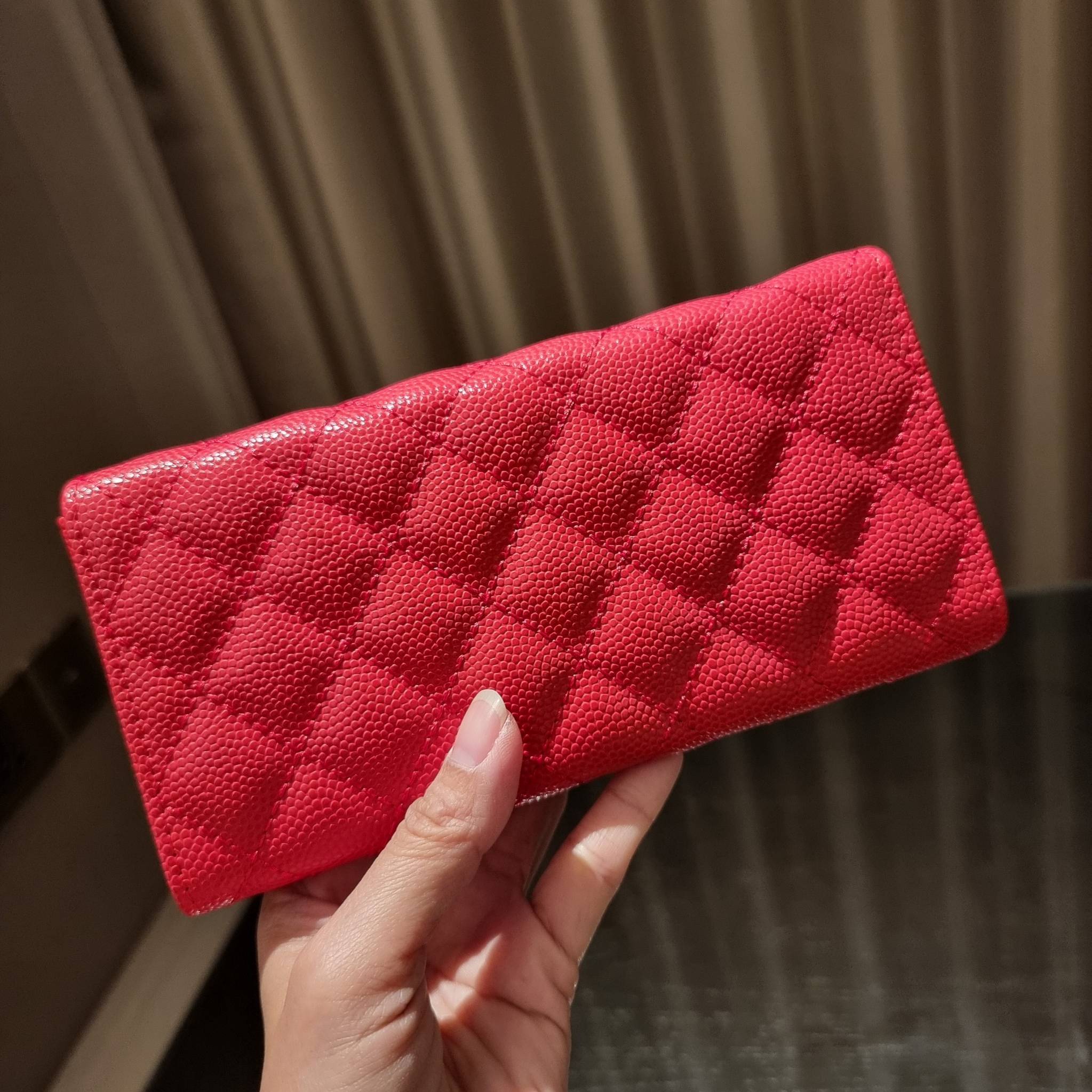 VIP 】กระเป๋าสตางค์ใบยาวรุ่นฝาพับที่ถามหากันมากที่สุด!! สวยรับทรัพย์จาก Chanel วัสดุหนังลายคาร์เวีย ลุคผู้ดีที่สุด เปิด-ปิดด้วยกระดุมแม่เหล็ก ภายในกระเป๋ามีช่องใส่บัตรได้เยอะ ใส่ธนบัตร ใส่เหรียญได้ มีช่องซิปแยกอีกหนึ่งช่อง ดีไซน์เรียบหรูดูคลาสสิค!! สาวๆห้า