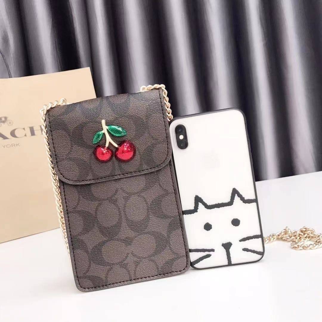 COACH PHONE CASE CROSSBODY BAG ((73486//76988//76357//39955//91046)) COACH NORTH/SOUTH CROSSBODY IN SIGNATURE CANVAS กระเป๋าใส่โทรศัพท์รุ่นนี้ มีความโดดเด่นทั้งดีไซน์และคุณสมบัติในการใช้งาน ด้วยลวดลายที่มีซิกเนเจอร์เป็นเอกลักษณ์แล้ว ด้านหลังยังมีช่องใส่กา