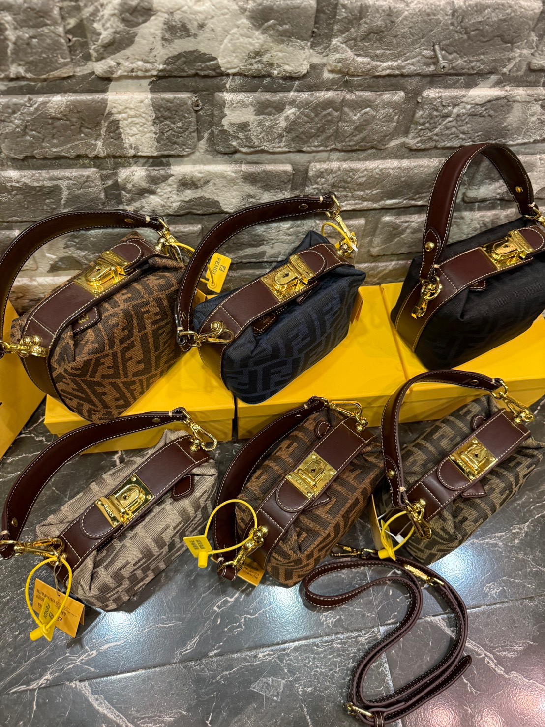 FENDI Mini Tobacco Monogram FF Logo Zucca Bag กระเป๋าสะพายไซส์มินิน่ารัก แมทชุดง่าย รุ่นสุดปัง แรงเกินต้านสุดๆ รูปทรงเป็นเอกลักษณ์ ดีเทลน่ารักด้วยตัวล็อคเปิดปิดคาดบนตัวกระเป๋า ทำให้ใบนี้ดูไม่น่าเบื่อเลย