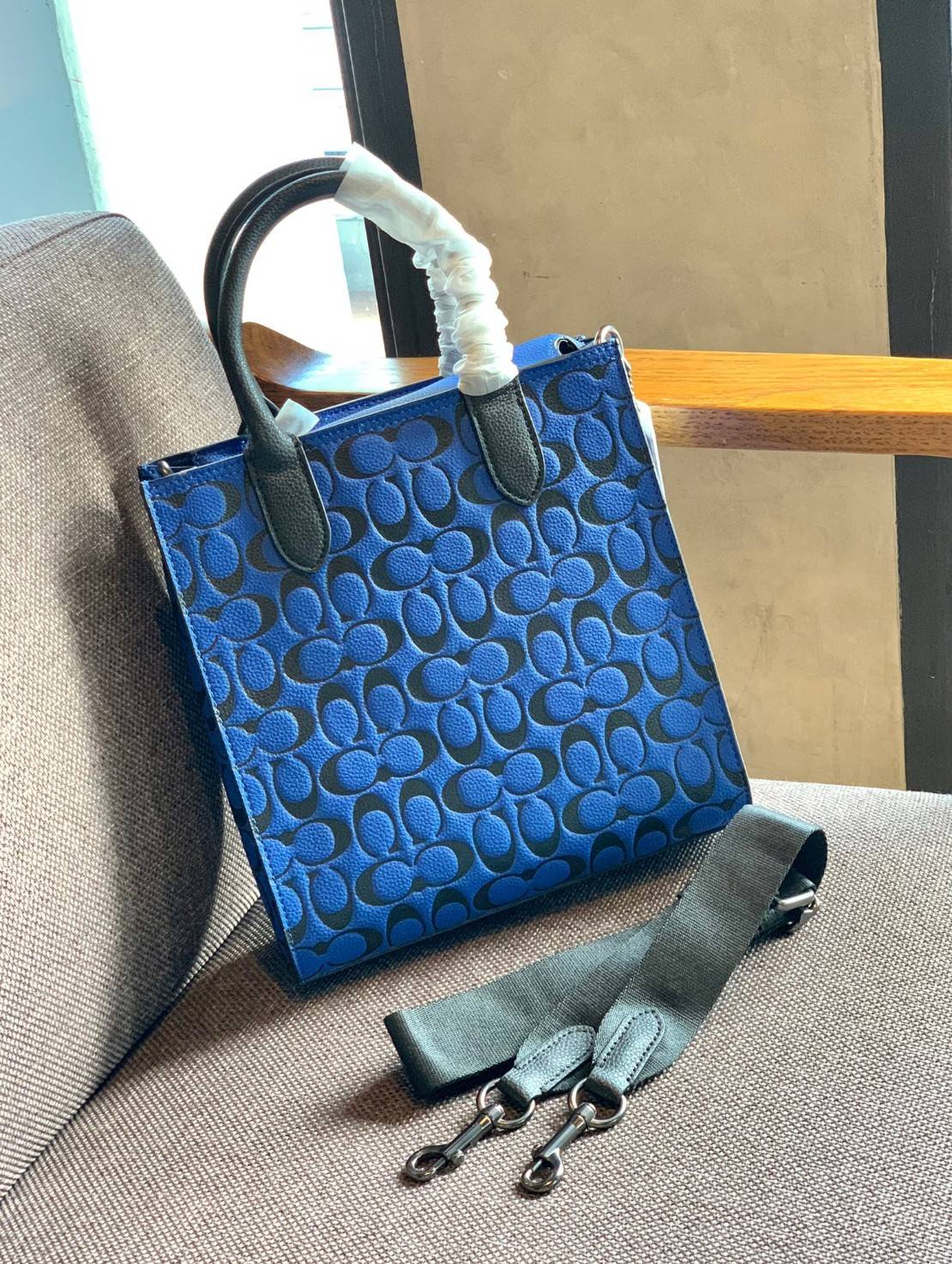 COACH COLORFUL GOTHAM TOTE SIGNATURE ((CA814)) รุ่นนี้ใช้ได้ทั้งผู้ชายและผู้หญิง ขนาดกลางๆกำลังสวยเลยค่ะ ใหม่ล่าสุด ก่อนใคร! กับกระเป๋าที่รังสรรค์สีออกมาได้สดใส เรียกได้ว่าจัดเต็มในเรื่องสีมีเดียวค่ะ หนังแท้ ลายหนังสวย บวกกับโลโก้แบรนด์ทั้งใบที่ลงลายสีได้