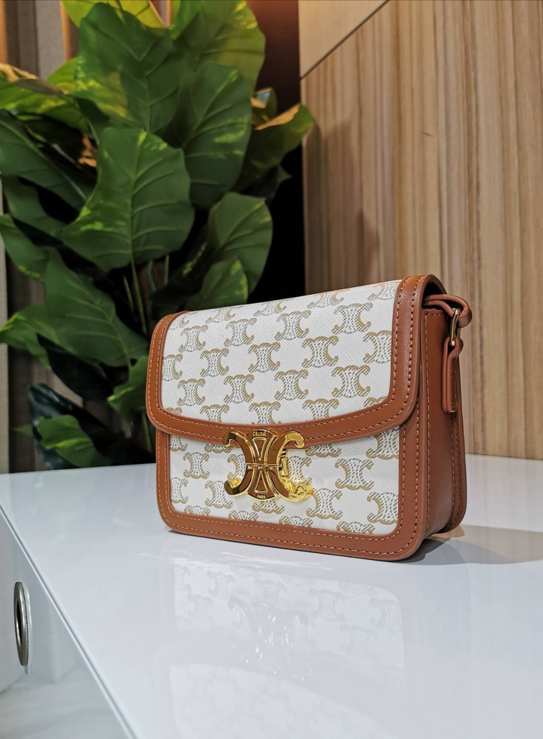 CELINE TRIOMPHE CROSSBODY BAG VIP GIFT WITH PURCHASE-GWP พรีเมี่ยมกิ๊ฟ Limited Edition จาก CELINE PERFUME DUTY FREE COUNTER วัสดุ TRIOMPHE CANVAS & LEATHER ดีไซน์ยอดนิยมสไตล์สาว LISA