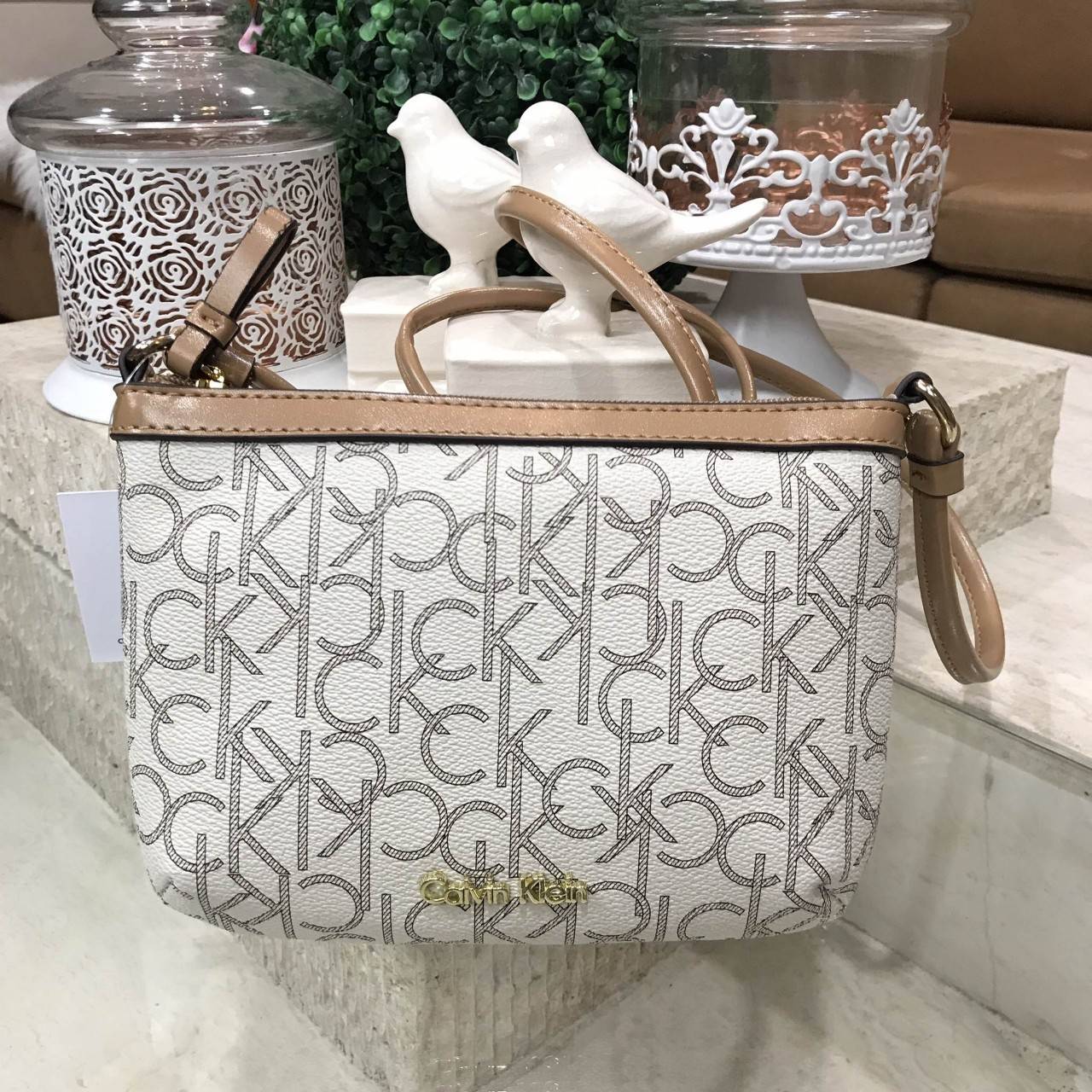 Calvin Klein Cross Body Bag กระเป๋าสะพายรุ่นใหม่ล่าสุดหนังสวย สกรีนลาย Signature แบรนด์รอบใบ ประดับโลโก้แบรนด์ สีทองด้านหน้า เปิดปิดด้วยซิป น้ำหนักเบา ภายใน โล่งกว้าง มีช่องใส่บัตร และช่องซิป ใส่ iphone+ ได้ มาพร้อมสายสะพายยาว ขนาดกำลังน่ารัก สะพายคล่องตั