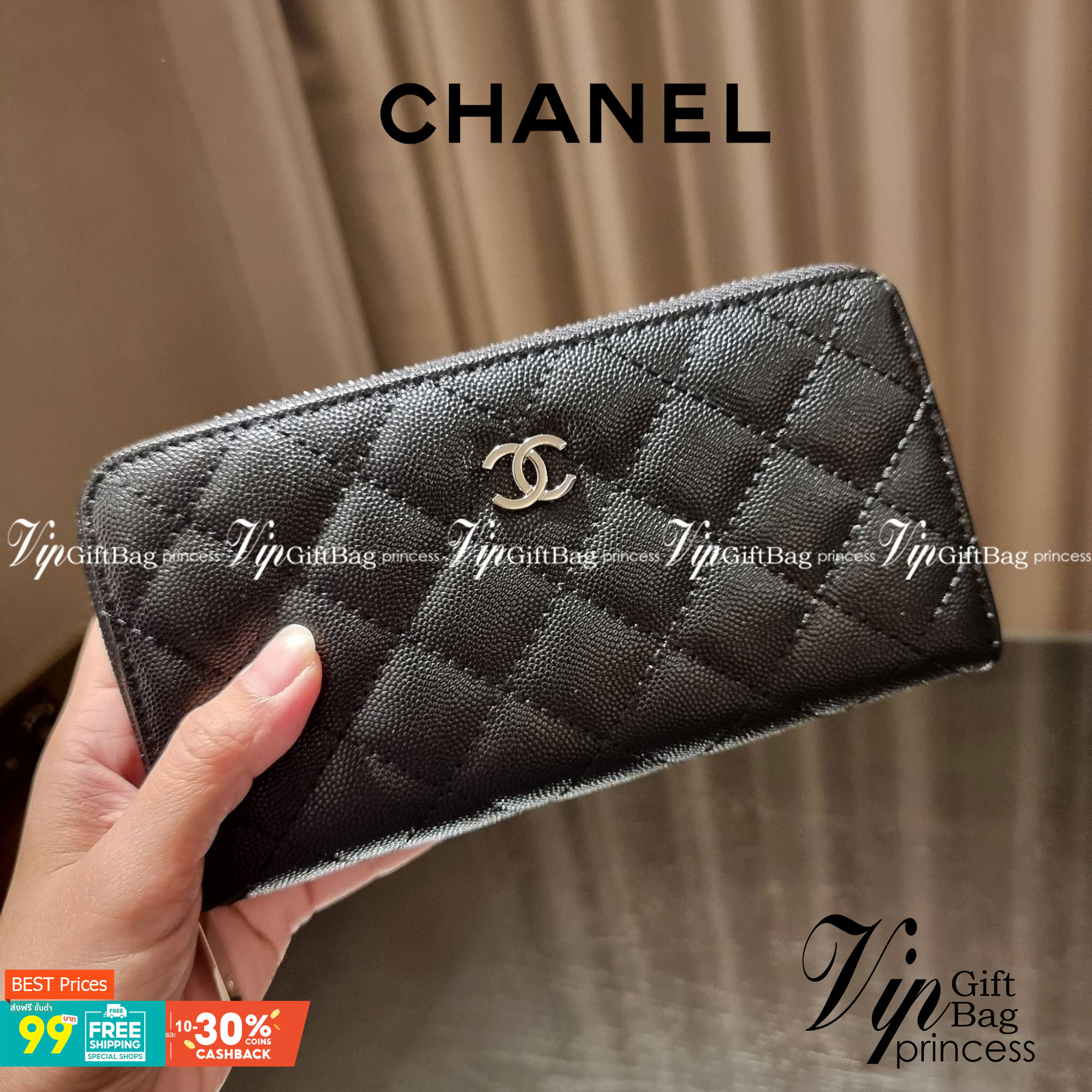 VIP 】กระเป๋าสตางค์ใบยาวรุ่นซิปรอบ สวยรับทรัพย์จาก Chanel วัสดุหนังลายคาร์เวีย ใช้แล้วขับผิวสุดๆ เปิด-ปิดด้วยซิปรูดรอบใบ ใช้งานง่าย ภายในกระเป๋ามีช่องใส่บัตรได้ ใส่ธนบัตรหรือเหรียญได้ มีช่องซิปแยกอีกหนึ่งช่อง ดีไซน์เรียบหรูแบบนี้ สาวๆห้ามพลาดกันน้า!! ซื้อใ