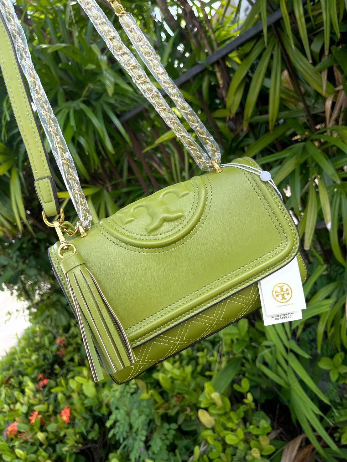 TORY BURCH Fleming Convertible Shoulder Bag ดีไซน์น่ารัก ดูแพงไม่เป็นรองใคร ใช้ได้ทั้งทั่วไปและออกงาน สาว ๆ คนไหนที่กำลังมองหากระเป๋าสะพายไหล่น่ารัก ๆ สักใบที่มีดีไซน์โดดเด่น สะดุดตาล่ะก็ไม่ควรพลาดกับ Collection นี้เลยค่ะ เพราะ Fleming นั้นเป็นรุ่นที่เรีย