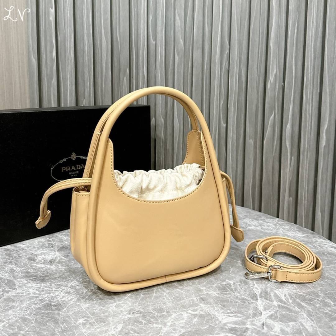 PRADA leather handbag กระเป๋าถือดีไซน์สวย ใช้งานง่าย มีกระเป๋าผ้าเชือกผูกเพิ่มกิมมิกได้อย่างลงตัวน่ารัก มาพร้อมสายสะพายยาวถอดได้ ปรับใช้ได้กับทุกลุคและแมทช์กับทุกสไตล์ แนะนำเลยจ้า