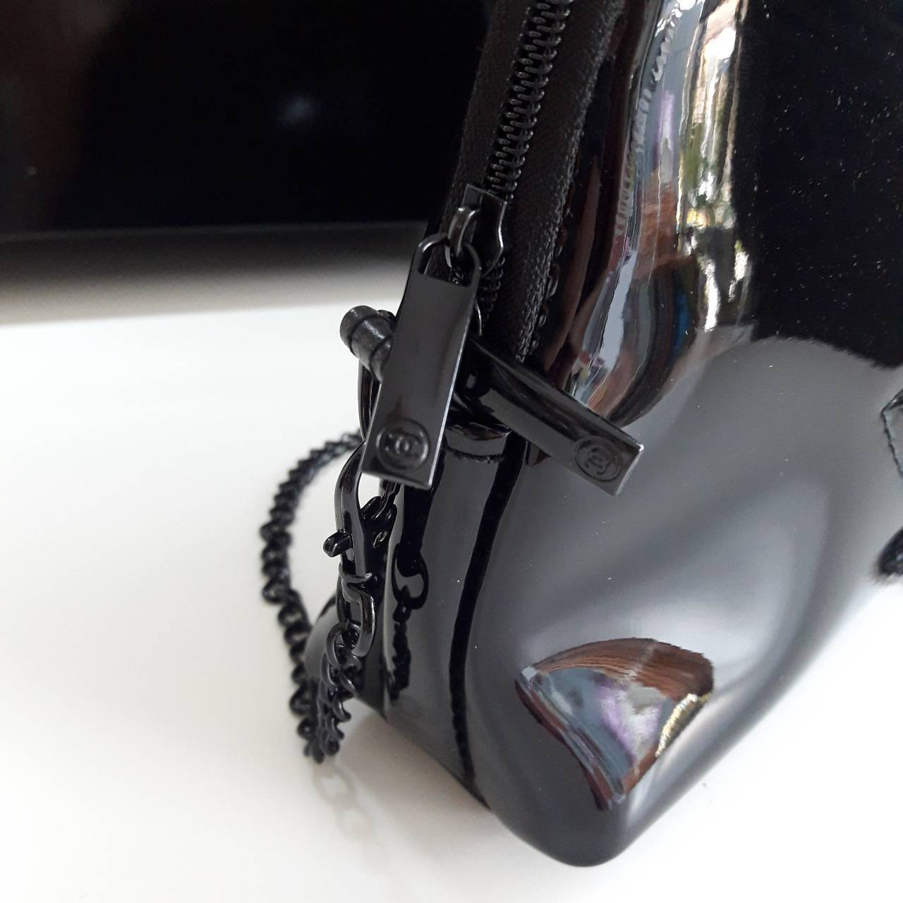 รุ่นใหม่ค้าา♡ Chanel precision luxury leather clutch with chain จากงานพรีเมี่ยมกิ๊ฟ แบรนด์ดังหนังแก้วมันสวยหรู ด้านหน้า ตกแต่งโลโก้แบรนด์บนเฟอร์สีดำ สายโซ่ยาวสีดำสุดหรู สายถอดเก็บได้ ด้านในบุผ้ามันสีแดง ปั้มแบรนด์แท้ จุของได้เยอะ ใส่มือถือได้ทุกรุ่