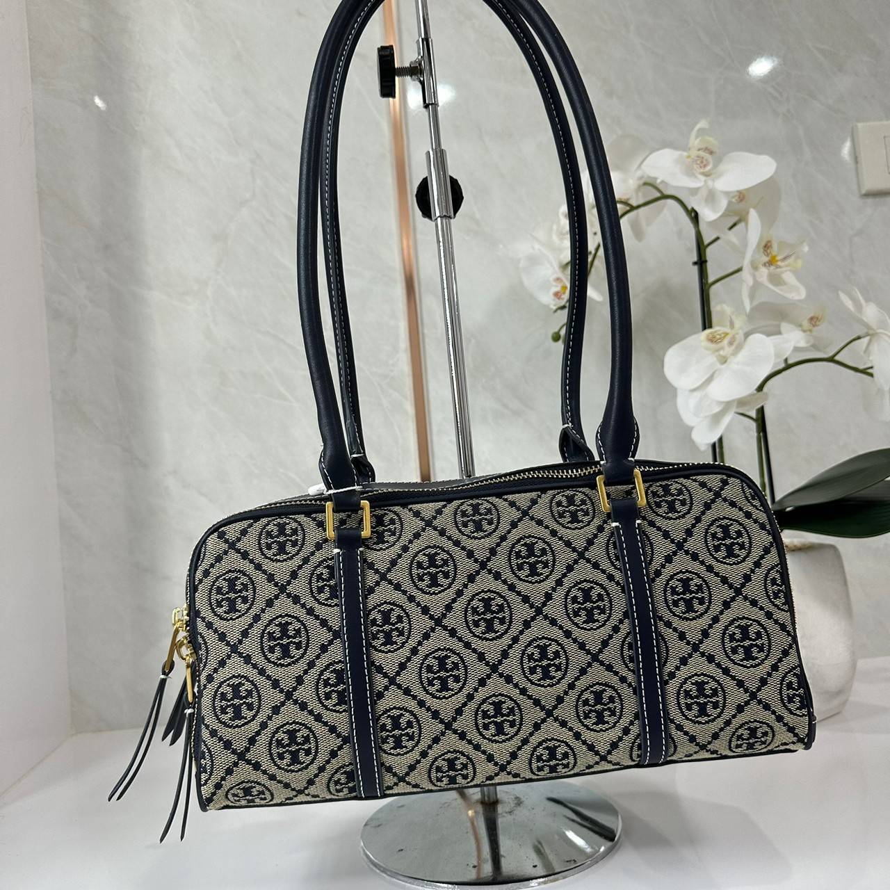TORY BURCH Small T Monogram Marshmallow Satchel / Tory Burch tote handbag พร้อมส่ง 2 สี ใหม่ล่าสุด กระเป๋าสะพายไหล่ดีไซน์สุดทันสมัย ตัดเย็บสวยงาม ผ้า jacquard ตัดหนัง เปิด-ปิดแบบซิป มีช่องแบ่ง 2 ช่อง มีซิปลับด้านใน ใส่ของได้เยอะมากๆ ค่ะ
