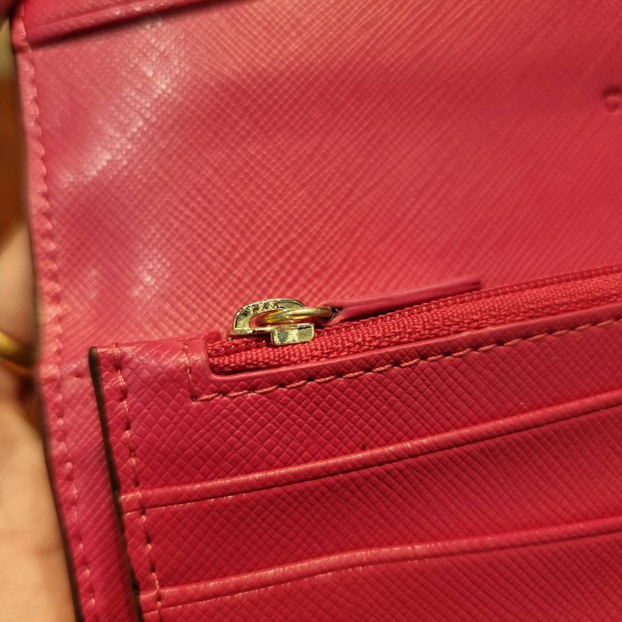 COACH F53763 TRIFOLD WALLET IN SIGNATURE กลับมาแล้วจ้า!! รุ่นขายดี!! 💓 ดีไซน์ใหม่ กระเป๋าสตางค์ใบยาว แถมที่ห้อยใส่บัตรแยกให้ (ถอดออกได้) น่ารักมากๆ ใช้งานง่าย เปิด-ปิดด้วยกระดุม ภายในใส่ธนบัตร ใส่บัตรได้เยอะ ใส่มือถือได้ไปอีก!! จุใจสุดๆ บอกเลยว่าใ