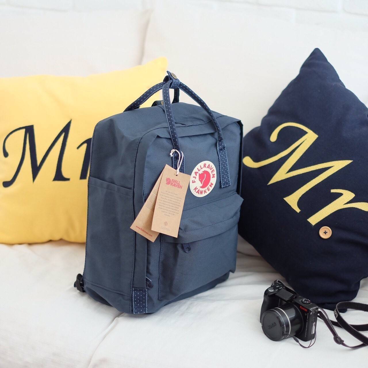 Kanken backpack กระเป๋าเป้สุดฮิต คุณสมบัติมีความทนทานสูงและสามารถกันน้ำ ทำจากเส้นใยพิเศษ เรียกว่า Vinylon-F มีซิปกลางที่เปิดเข้าไป ส่วนข้างในกระเป๋า ด้านในจะมีโฟมสำหรับรองแผ่นหลัง สะพาย สะพายสบายค่ะ เหมาะเป็นกระเป๋าเป้ที่สะพายไปโรงเรียน วันว่างสบายๆ หรือเ