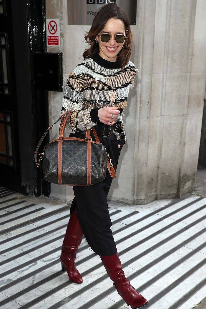 CELINE BOSTON BAG IN TRIOMPHE CANVAS AND CALFSKIN ยอดฮิตกับลวดลายเอกลักษณ์ สุดคลาสสิค กับกระเป๋ากึ่งเดินทาง ไซส์กำลังดี ที่สามารถใช้ได้ทั้งหนุ่มๆและสาวๆ วัสดุหนังแคนวาสตัดสลับหนังแท้ เปิด-ปิดด้วยซิป ใช้งานสะดวก และยังมีพวงหนังห้อยและแม่กุญแจล็อคซิปได้ มาพ