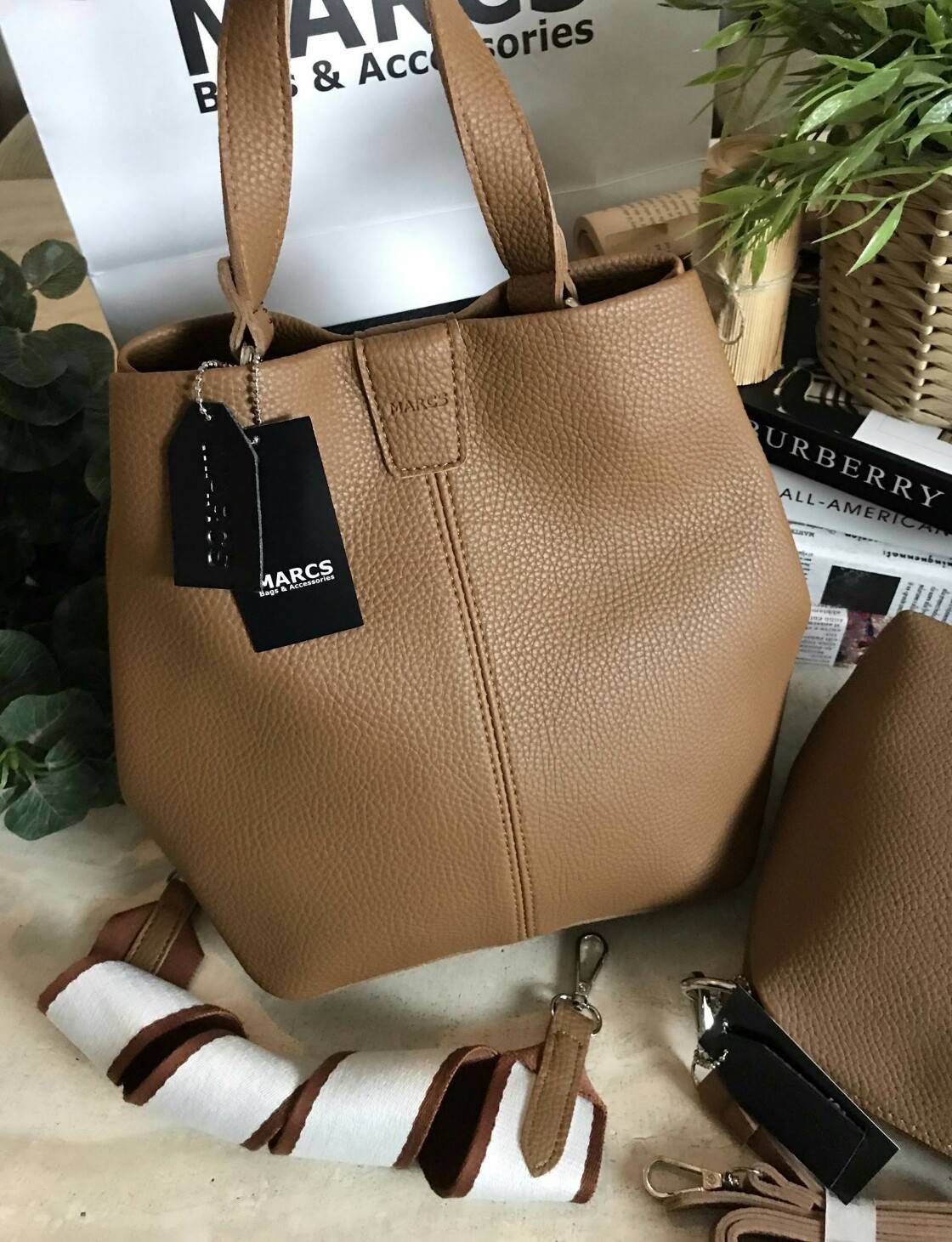 MARCS 2WAYS SHOULDER BAG 2018 New arrival กระเป๋าถือหรือสะพาย 2 in 1 รุ่นใหม่ล่าสุด ดีไซน์สไตล์ Hermes สุดคลาสสิค ซื้อ 1 ได้ถึง 2 ใบ ทั้งใบใหญ่ & ใบเล็กเข้าชุดกัน พร้อมสายสะพาย 2 แบบ 2 สไตล์สลับใช้ได้ไม่จำเจ วัสดุหนังแกะสังเคราะห์นิ่มสวย ขนาดกำลังดี ใบใหญ