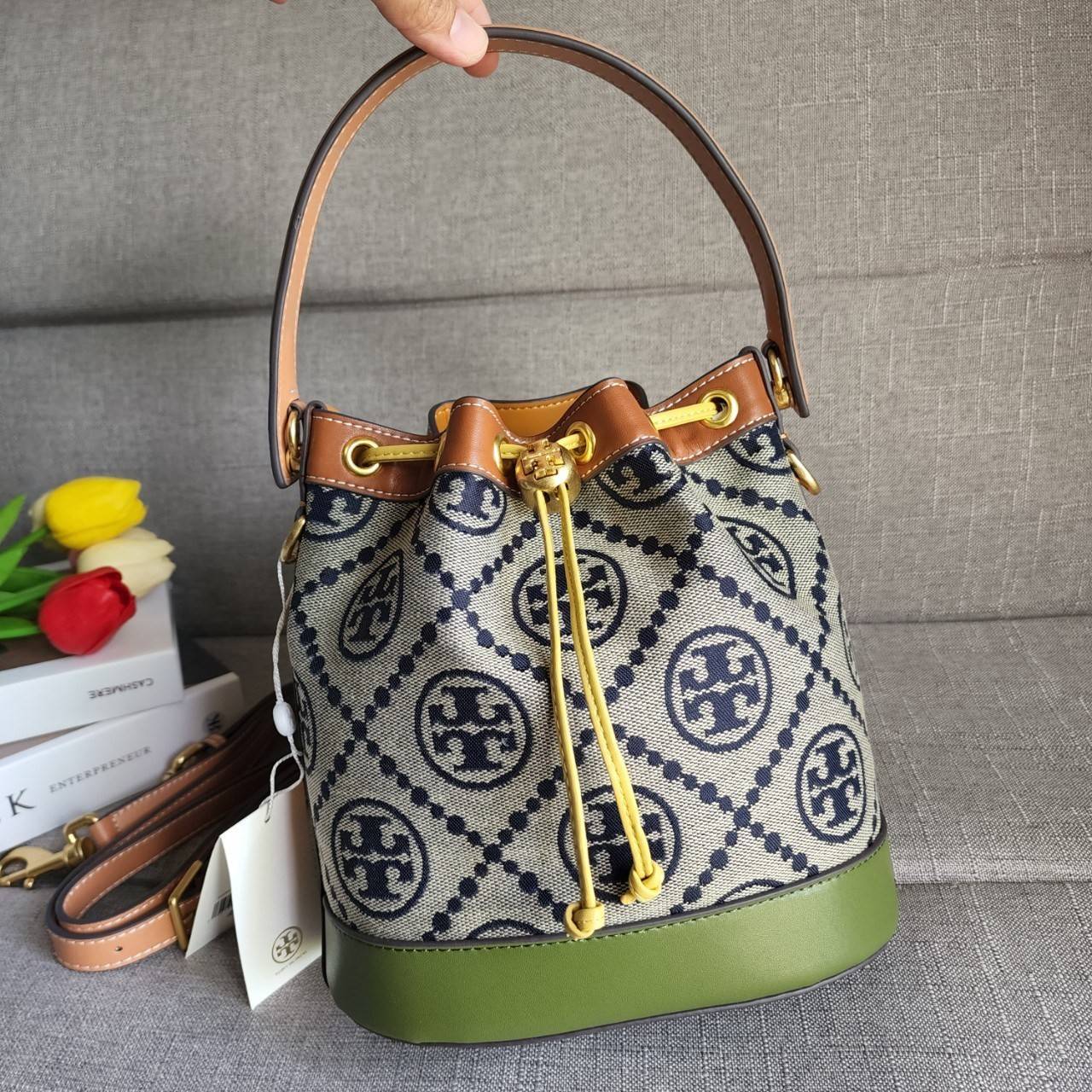 Tory Burch T Monogram Colorblock Bucket Bag กระเป๋าสะพาย ทรงบัคเกต รุ่นฮอต สไตล์ไหนเข้าได้ทุกลุค วัสดุ jacquard ตัดขอบหนังแท้ ภายในเป็นช่องโล่งกว้าง ใส่ของได้เยอะหยิบจับสะดวก มาพร้อมสายสะพายข้างหนังแท้ ถอดและปรับระดับได้สะพายชิวได้ทุกโอกาส