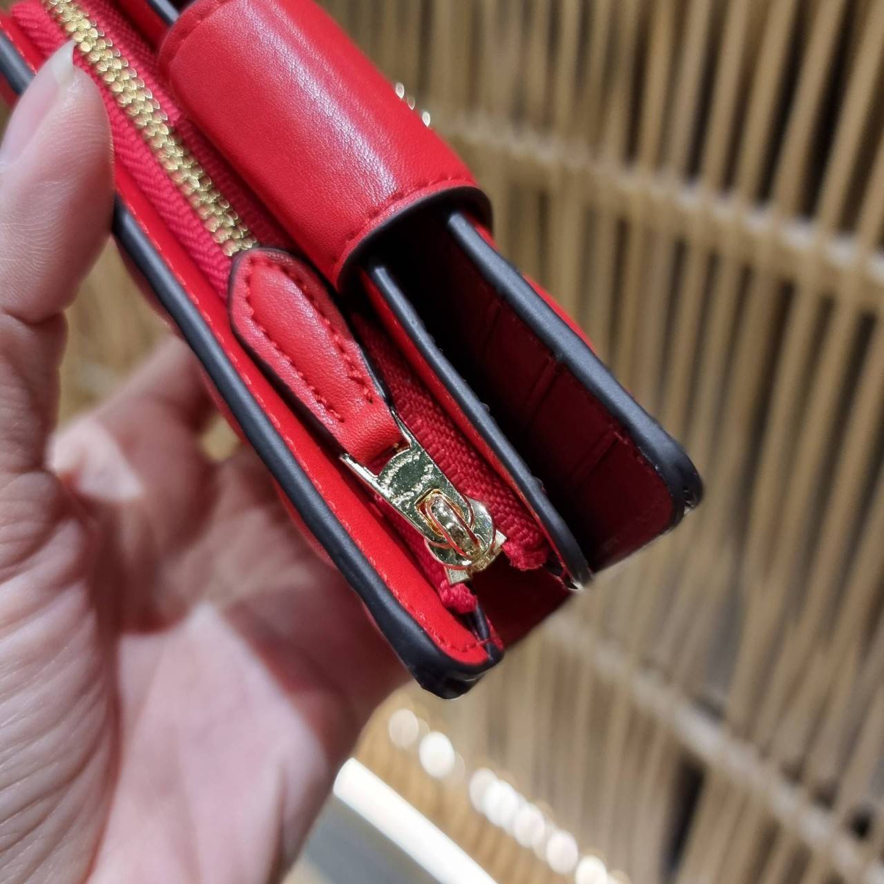 COACH C3454 MEDIUM CORNER ZIP WALLET ความหรูที่ซื้อได้!! กระเป๋าสตางค์ดีไซน์ใหม่ล่าสุด ออกแบบมาหรูดูดี ดีเทลลูกเล่นบุหนัง nappa นิ่มขึ้นเงาสวยมากๆ เปิด-ปิดใช้งานง่าย มีช่องซิปแยก มีช่องใส่บัตร ใส่ธนบัตรได้ทุกชนิด สะดวกใช้จริงๆใบนี้ สาวๆได้ไปใช้แล้วไม่อยาก