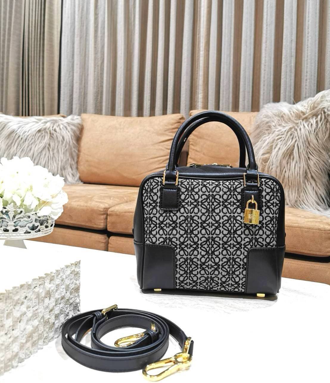 LOEWE ANAGRAM BAG VIP GIFT WITH PURCHASE (GWP) พรีเมี่ยมกิ๊ฟ Limited จาก LOEWE PERFUME DUTYFREE ไอเท็มใหม่! ดีไซน์สวยหรูคงเอกลักษณ์ด้วยวัสดุ Anagram Canvas Jacquard Fabric ผสมผสานหนังแท้ Calfskin ลงตัวสุดคลาสสิค เปิดปิดด้วยซิปแบรนด์อะไหล่ทองขนาดกำลังดี น้