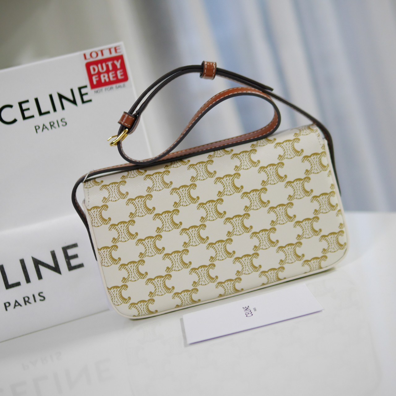 พร้อมส่งที่ไทยแล้วกับ CELINE TRIOMPHE SHOULDER BAG หนังทั้งใบลายสวยหรู ด้านในเปิดด้วยด้วยที่บีบโลโก้อะไหล่ทอง จุของได้กำลังดี ใส่โทรศัพท์ กระเป๋าสตางค์ใบสั้น ของจุกจิกได้ เหมาะกับสาวๆในวัน