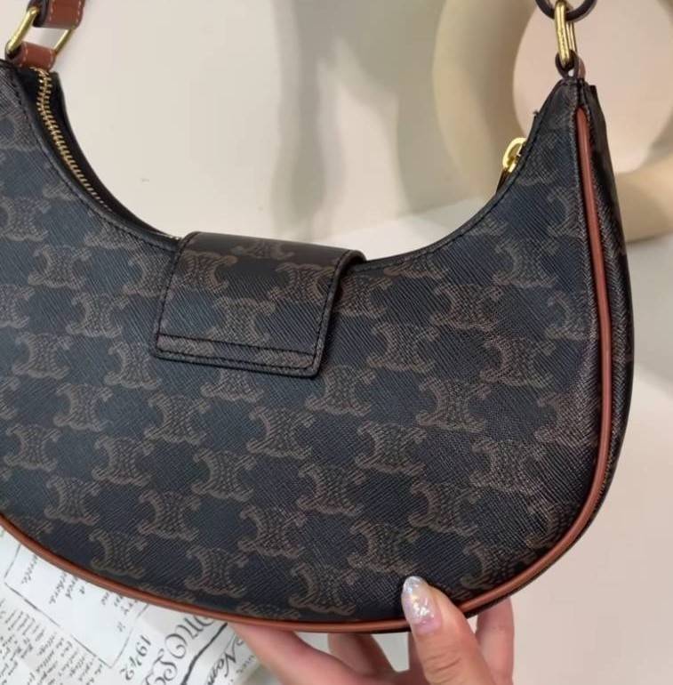 CELINE AVA TRIOMPHE SOFT BAG IN TRIOMPHE CANVAS AND CALFSKIN / CELINE SHOULDER BAG วัสดุ TRIOMPHE CANVAS รุ่นใหม่ล่าสุดดีไซน์สวยหรู หนังสวยอยู่ทรง ภายในโล่งกว้าง