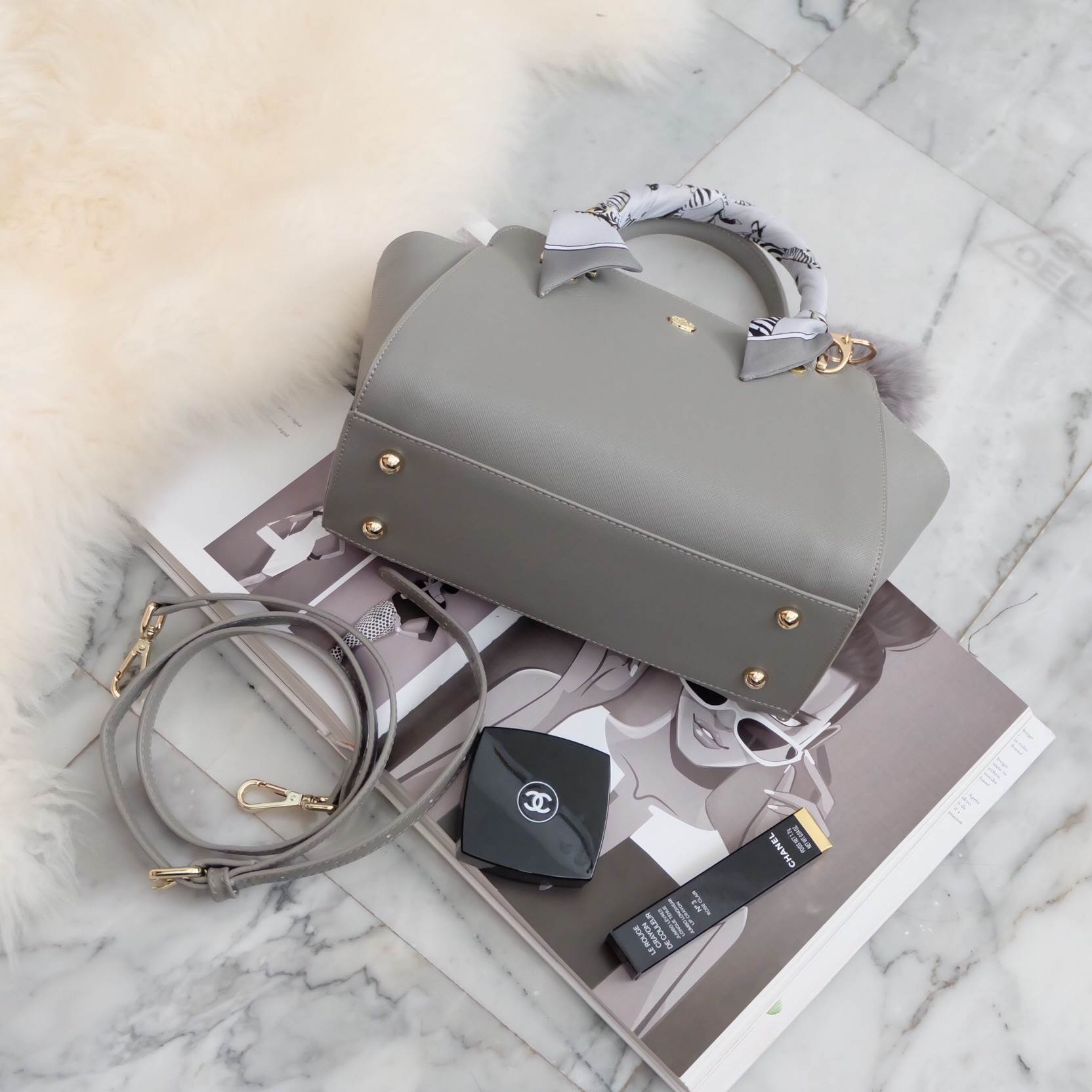 รุ่นขายดีตลอดกาล กระเป๋าหนัง saffiano สวยมากๆค่า รุ่น KEEP Infinite office bag สวย น่ารัก ขนาดตอบทุกโจทย์การใช้งาน เห็นแล้ว **หลงรักเลยคะ 🌲ตัวกระเป๋าขนาดกำลังดีหนังsaffiano ลายสวยที่สำคัญ ดูแลรักษาง่าย ประดับด้วยผ้าพันหูกระเป๋ารุ่นพิเศษ ทำให้กระเป