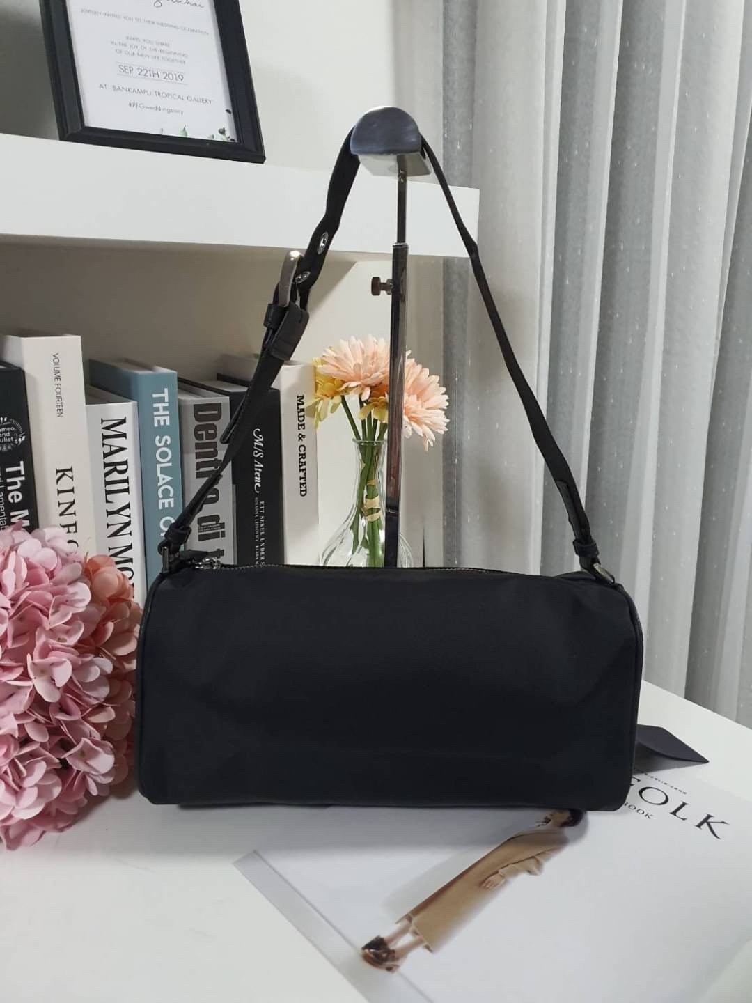 Prada Handbag New Collection วัสดุทำจากผ้า Nylon กันน้ำได้คะ