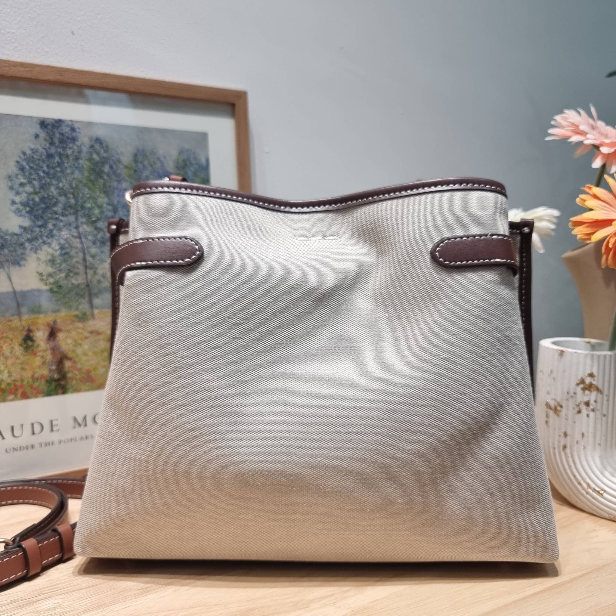 COACH CH190 HANNA SHOULDER BAG น้องใหม่ เรียบหรู ดูแพง กับกระเป๋าสะพายไหล่ทรงสวย โทนสีคลาสสิค ดีไซน์ตกแต่งสายคาดจับจีบข้างกระเป๋าเพิ่มดีเทล มาพร้อมหูจับถอดแยกได้