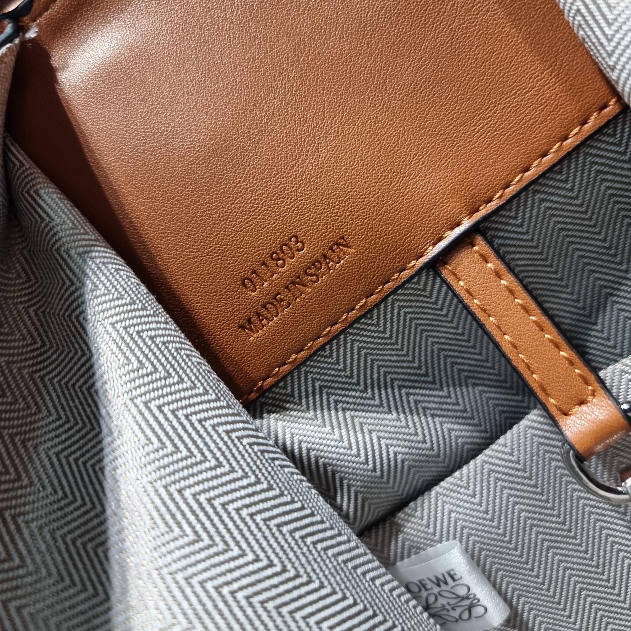 LOEWE SMALL HAMMOCK IN CLASSIC CALFSKIN พร้อมส่ง กระเป๋าสะพายดีไซส์เก๋ สามารถปรับเปลี่ยนรูปทรงได้หลากหลาย มีลูกเล่นทำให้ใช้ได้ไม่มีเบื่อ