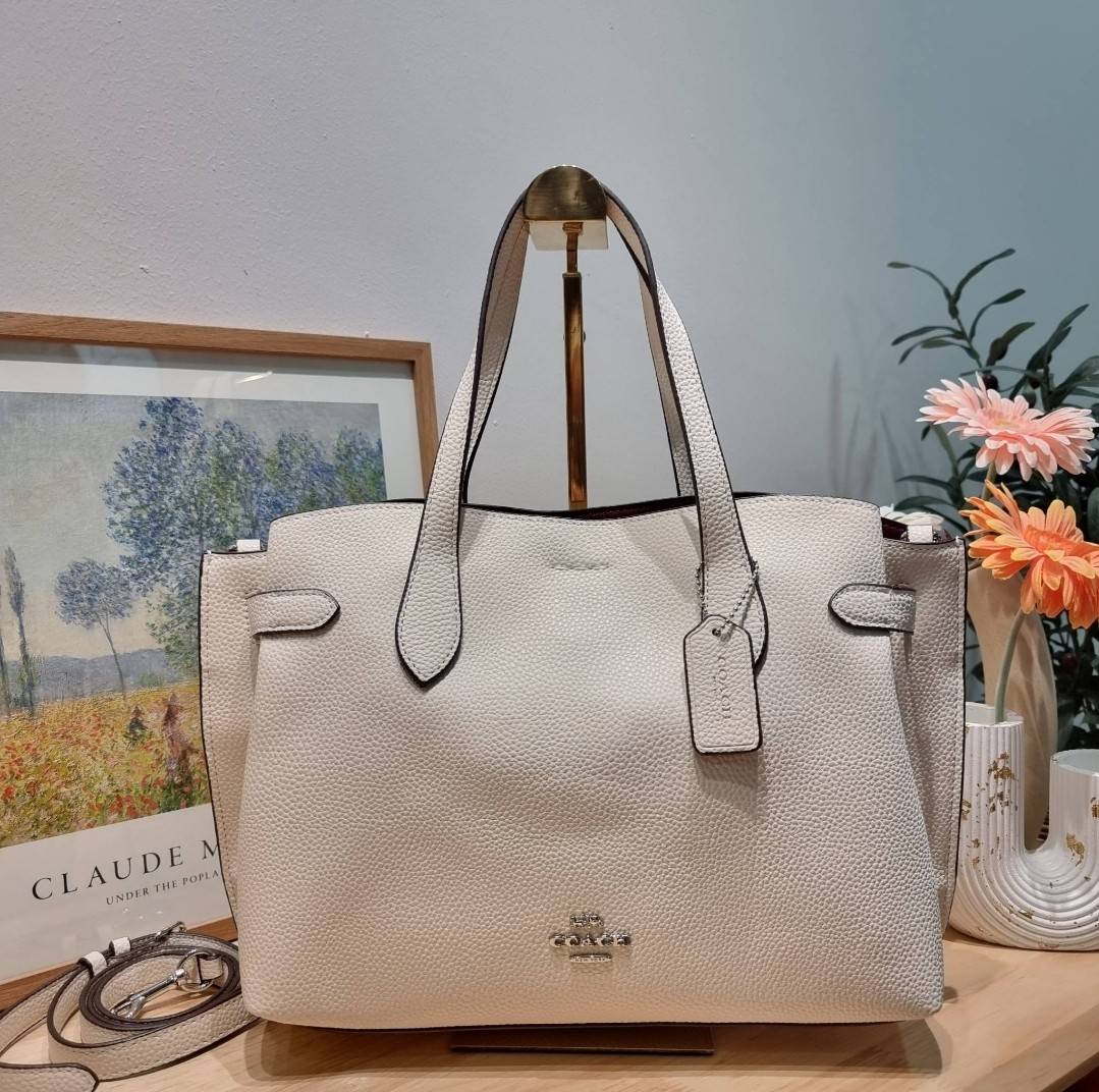 COACH HANNA CARRYALL IN SIGNATURE CANVAS / CH187 / CH195 / CH542 น้องใหม่ เรียบหรู ดูแพง กับกระเป๋าถือ/สะพายทรงสวย คงความคลาสสิค ดีไซน์ตกแต่งสายคาดจับจีบข้างกระเป๋าเพิ่มดีเทล มาพร้อมหูจับในตัว