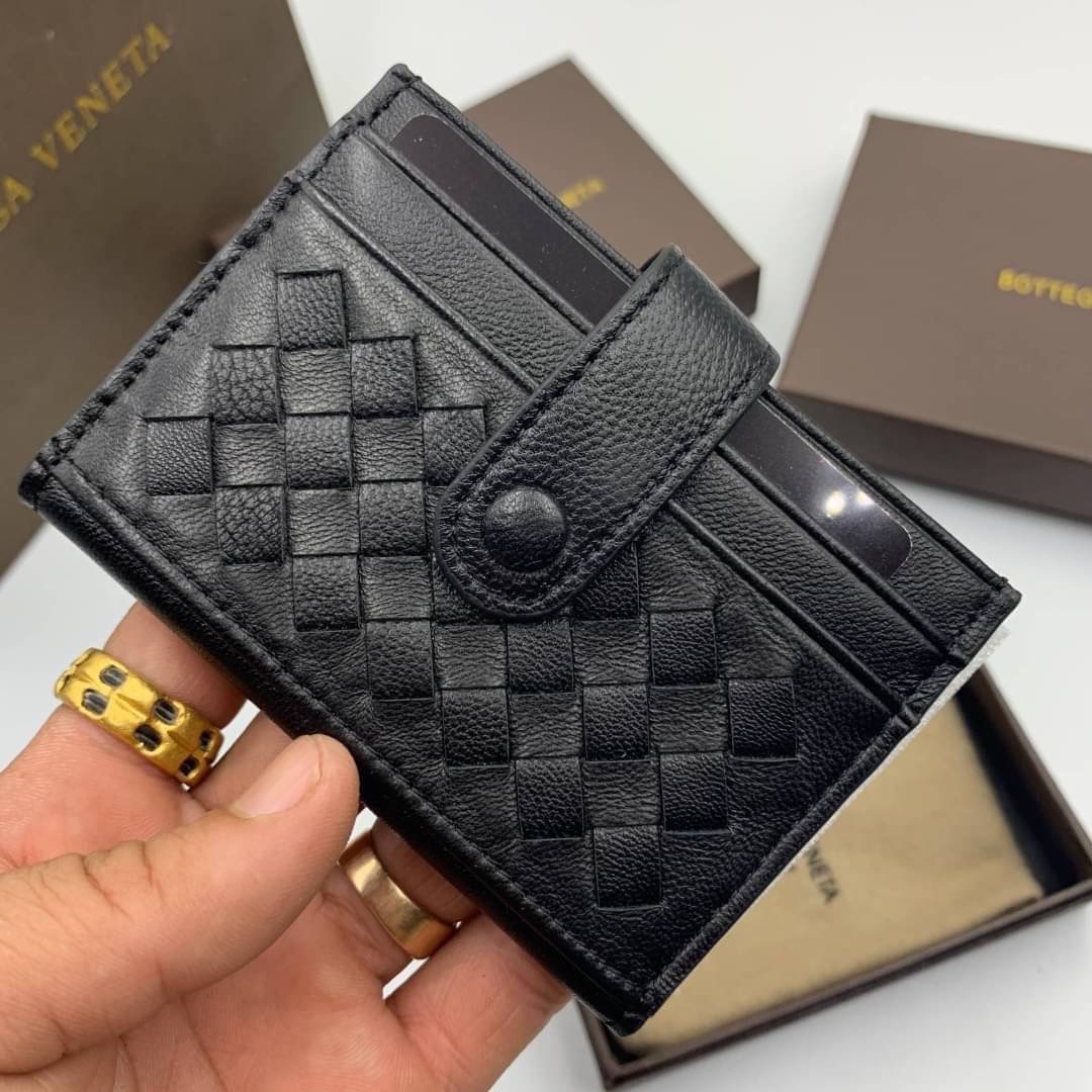หนังแท้ BOTTEGA VENETA CARD HOLDER BI-FOLD / BV Card Holder พร้อมส่งที่ไทย กระเป๋าใส่บัตร 2 พับ รุ่นคลาสสิกที่หยิบมาใช้งานได้บ่อยที่สุด งานหนังลูกวัวแท้ทั้งใบ ใช้ทนทานได้นาน ใช้ทนทานได้นานภาพสินค้าถ่ายจากงานขายจริง ใช้งานต่างประเทศได้ค่ะ