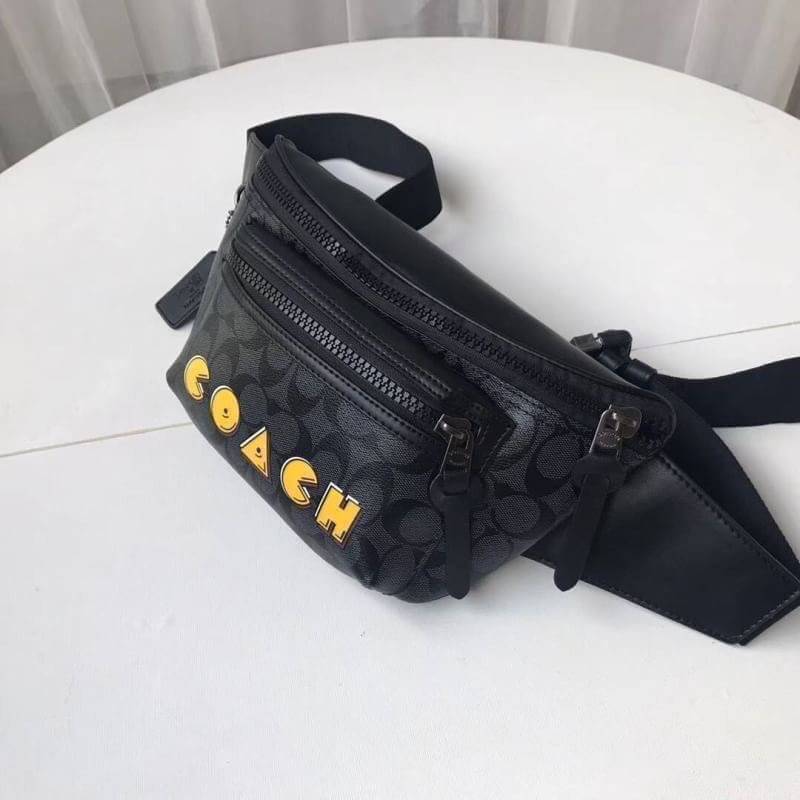 COACH F72924 TERRAIN BELT BAG IN SIGNATURE CANVAS WITH PAC-MAN COACH SCRIPT กระเป๋าคาดอก คาดเอวสุดฮิต รุ่นใหม่ล่าสุด ลายซี signature ดำ/เทา สกรีน COACH สีเหลือง สายปรับได้ ด้านในมีช่องใส่ของได้คะ ใส่ได้ทั้งคุณผู้หญิงและชาย ใส่แล้ว สวย เท่ห์ ดูดีมากๆค่ะ &#