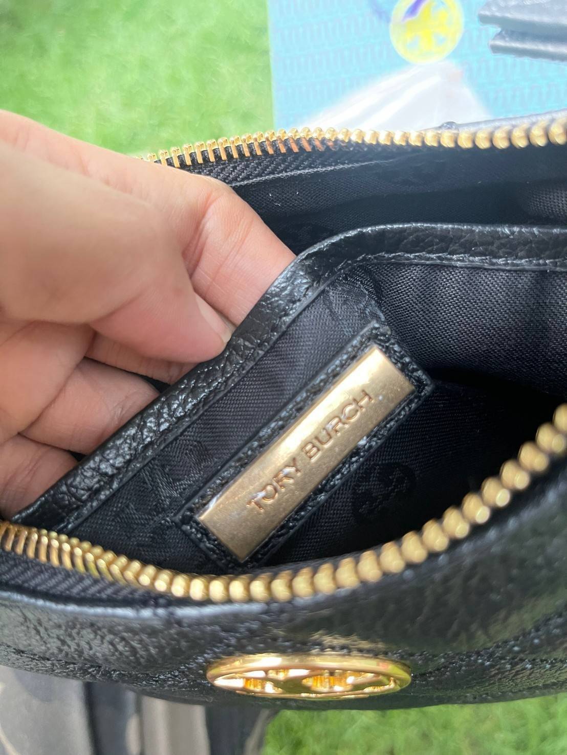 ของแท้ 💯% Tory burch new women's underarm bag single shoulder straddle bag ว่าด้วยเรื่องกระเป๋าที่สามารถสะพายไหล่ก็ได้หรือเป็นทรงบอดี้ก็ได้ มีให้เลือกหลายคอลเลคชั่นด้วยกันสำหรับคอลเลคชั่นนี้สามารถตอบโจทย์สาวใสวัยทำงานได้เป็นอย่างดี