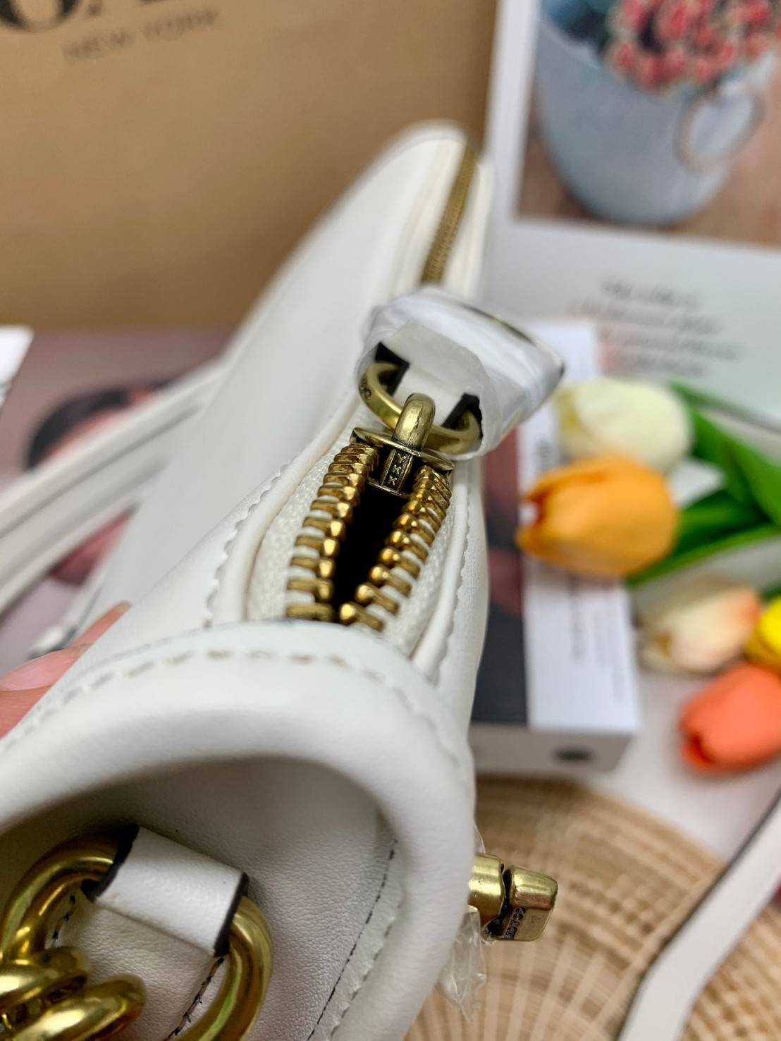 imited edition🌸 COACH C2766 SWINGER WITH GARDEN EMBROIDERY พร้อมส่งที่ไทย สวยก่อนใครชั่วโมงนี้ค่ะ💐 กระเป๋าหิ้ว//สะพายข้างได้ หนังแท้ หนังนิ่ม นุ่มมือดีมากๆค่ะ 🌸จุดเด่นด้านหน้าเป็นงานปักเน้นๆ3D สวยสะดุดตามากทีเดียวค่ะ เปิดปิดกระเป็า