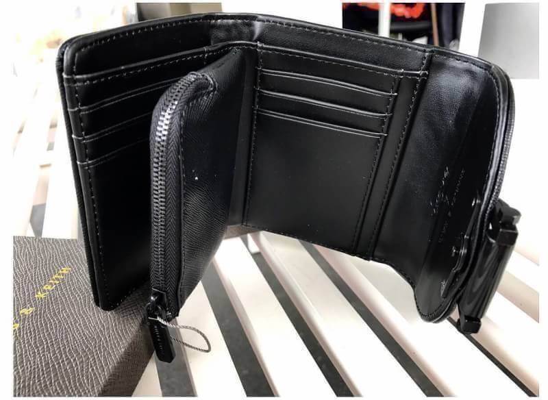 BEST SELLER! CHARLES & KEITH Peforated Wallet กระเป๋าสตางค์ใบสั้นพับ3ตอนรุ่นยอดนิยมวัสดุหนัง Saffiano สีดำประดับลายดอกไม้ Van Goh คลาสสิค ดีไซน์สวยเก๋ไม่ซ้ำใคร ด้านหน้าปั้มโลโก้เปิดปิดด้วยกระดุมเเม่เหล็ก ภายในมีช่องซิปสำหรับใส่เหรียญ หัวซิปปั้มโลโก้ มีช่อ