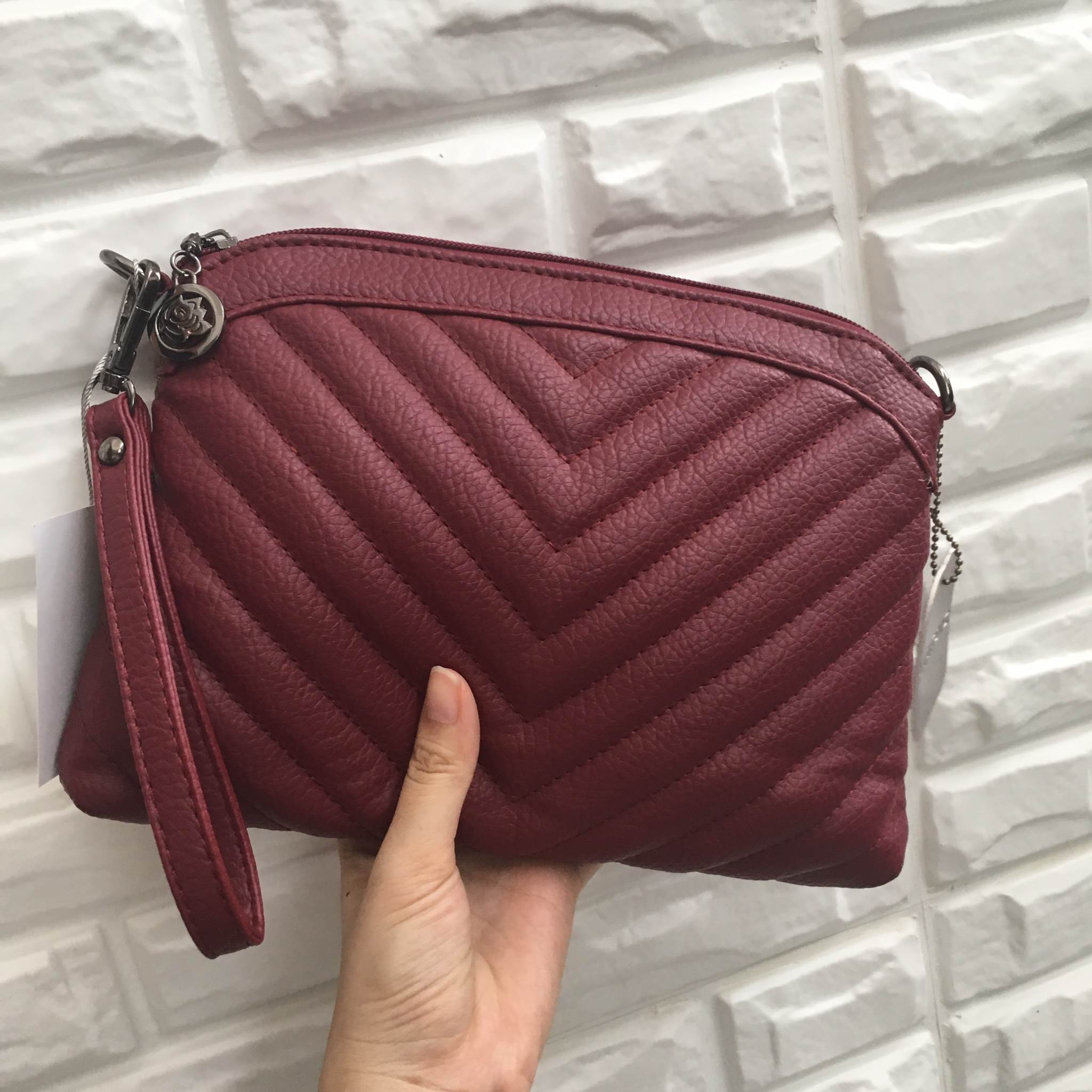 ใหม่ รุ่นหายาก ขนาดมินิ น่ารักจากแบรนด์ Parfois 🌼 กระเป๋าสะพาย ปรับเก็บสายถือเป็น clutch bag ได้คะ มีสายคล้องข้อมือ ขนาดกะทัดรัด ใส่ มือถือ iphone 6 plus ใส่ กปต ยาวได้คะ น้ำหนักเบา เข้ากับชุดได้ง่าย ถือ สะพาย ออกงานParty ได้สบายเลย ใบนี้ Don&apos