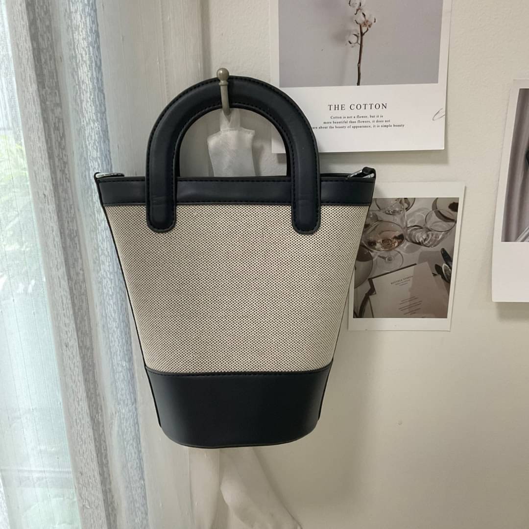 BURBERRY MINI CANVAS CROSSBODY BAG / BURBERRY BUCKET BAG *งานหรูมาก กระเป๋าทรง CROSSBODY ใบขนาดกำลังดี *ผ้าแคนวาสคาดหนังวัวแท้ ปักโลโก้แบรนด์ด้านหน้า ด้านในเปิดปิดด้วยกระดุมคาด สามารถใส่กระเป๋าสตางค์ยาว สมุดบัญชีได้