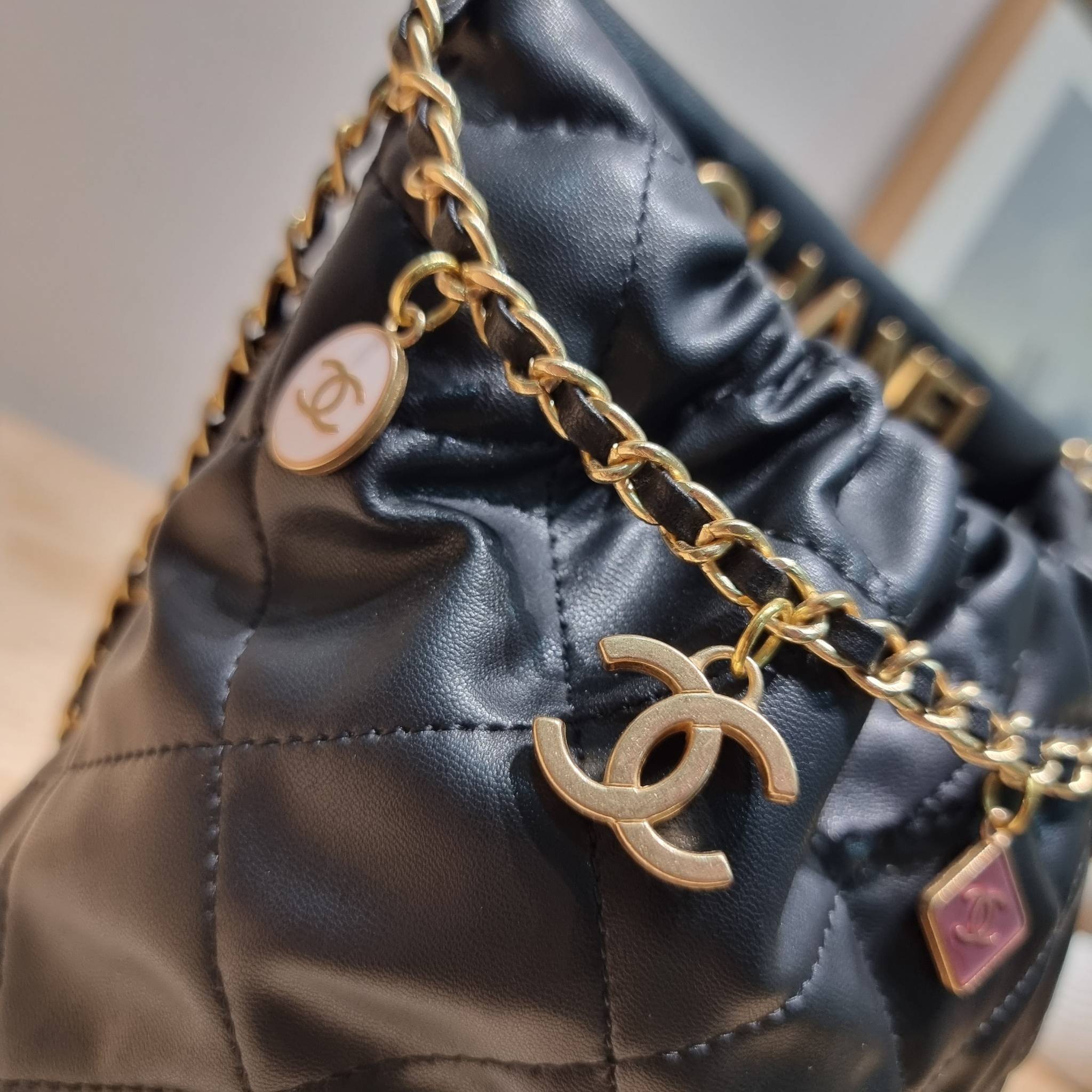 Chanel 23P mini bucket bag น่ารักมากๆ กับกระเป๋าสะพายไซส์มินิ ที่ปล่อยผ่านไม่ได้จริง ดีไซน์สายโซ่คล้องแขนตกแต่งอะไหล่ห้อยเพิ่มมูลค่า และยังตกแต่งโลโก้สวยเด่น