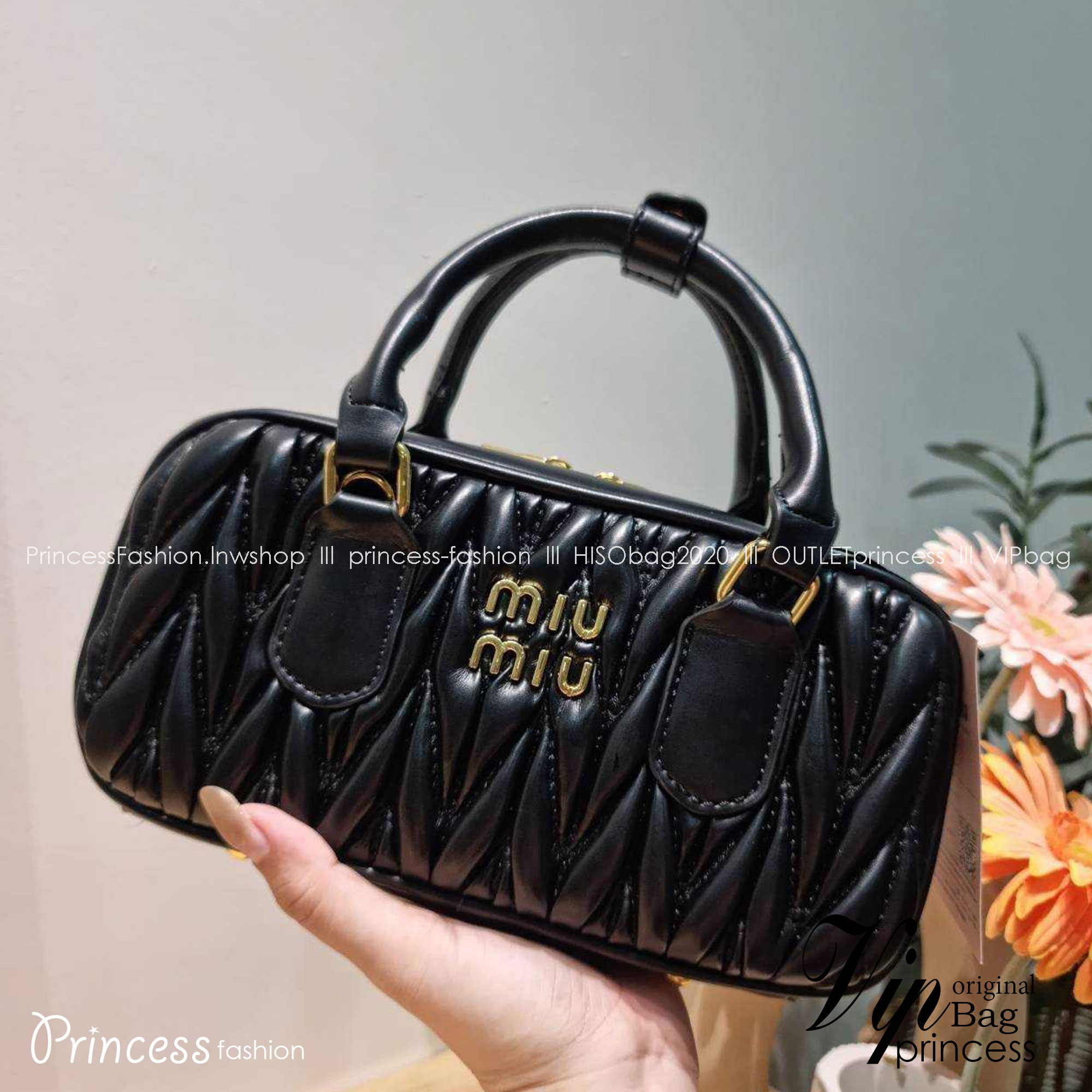 MIU MIU ARCADIE METELASSE LEATHER BAG กระเป๋าถือ/สะพายสุดชิค ที่ไม่มีตอนนี้คือพลาด ดีไซน์เพิ่มดีเทล ด้วยการเดินด้ายเป็นเอกลักษณ์ สวยดูแพง หูจับในตัวง่ายและสะดวกพกพา