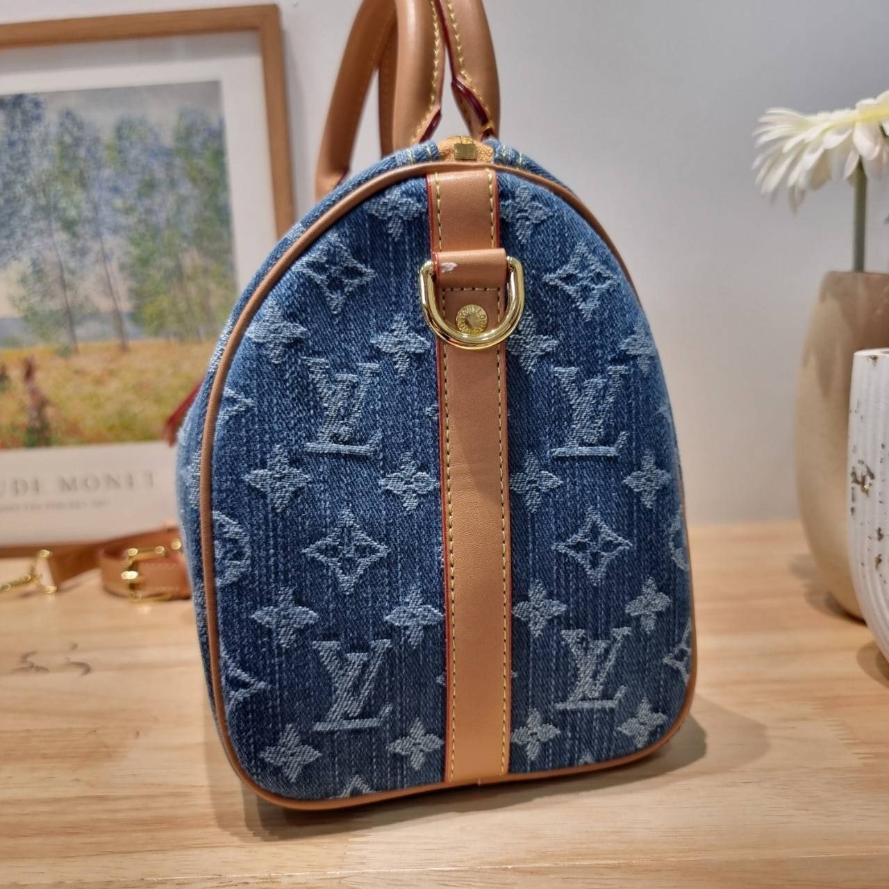 LV speedy 25 denim bag กระเป๋าทรงหมอน รุ่นท็อปฮิต กับดีไซน์ใหม่ต้อนรับฤดูร้น โดดเด่นด้วยการตกแต่งลายพิมพ์ไม่เกร่อ เดนิมสดใส