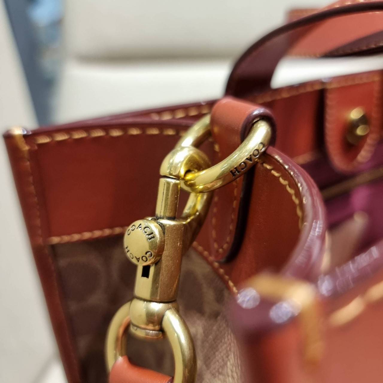 COACH C6846 FIELD TOTE IN SIGNATURE CANVAS WITH PATCHES คอลเลคชั่นใหม่สุดปัง!! สกีเรทโทร ดีไซน์วินเทจ ต้อนรับฮอลิเดย์นี้กันแบบที่สุด กระเป๋าทรงโท้ท ไซส์ใหญ่จุคุ้ม ฟังก์ชั่นการใช้งานสะดวกที่สุด มีทั้งสายคล้องแขนในตัว และสายครอสบอดี้ โดดเด่นด้วยแพทช์ลวดลายค