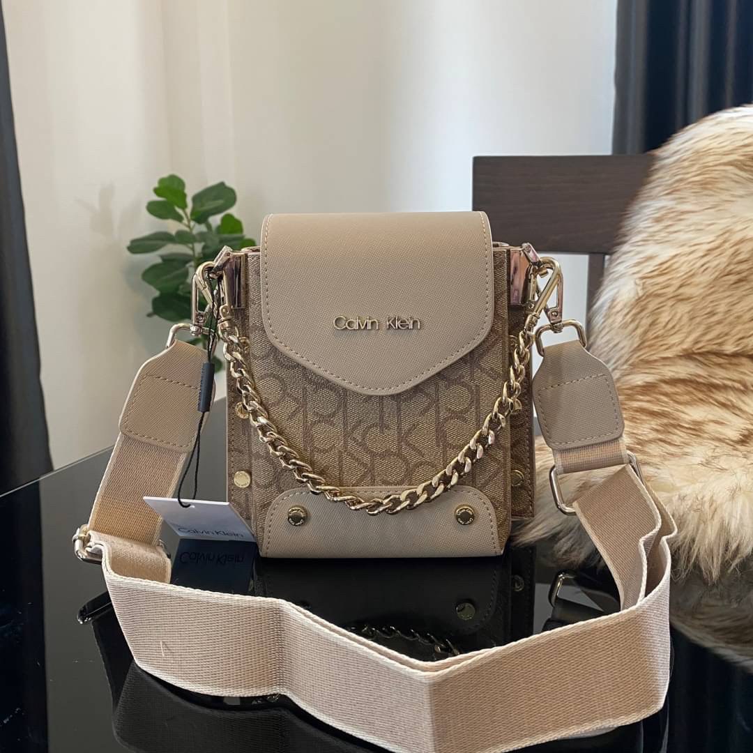 CALVIN KLEIN JEANS crossbody bag กระเป๋าถือหรือสะพาย ลายซิกเนเจอร์แบรนด์ทั้งใบ เปิด-ปิดกระเป๋าด้วยกระดุมแม่เหล็ก ด้านในแบ่งเป็น 2 ช่องหลัก และมีช่องเล็กใส่ของจุกจิก ซับในลายแบรนด์อย่างดี มาพร้อมสายสะพายยาวปรับระดับได้ฟรีไซต์ สามารถใช้ได้หลากหลายโอกาสค่ะ