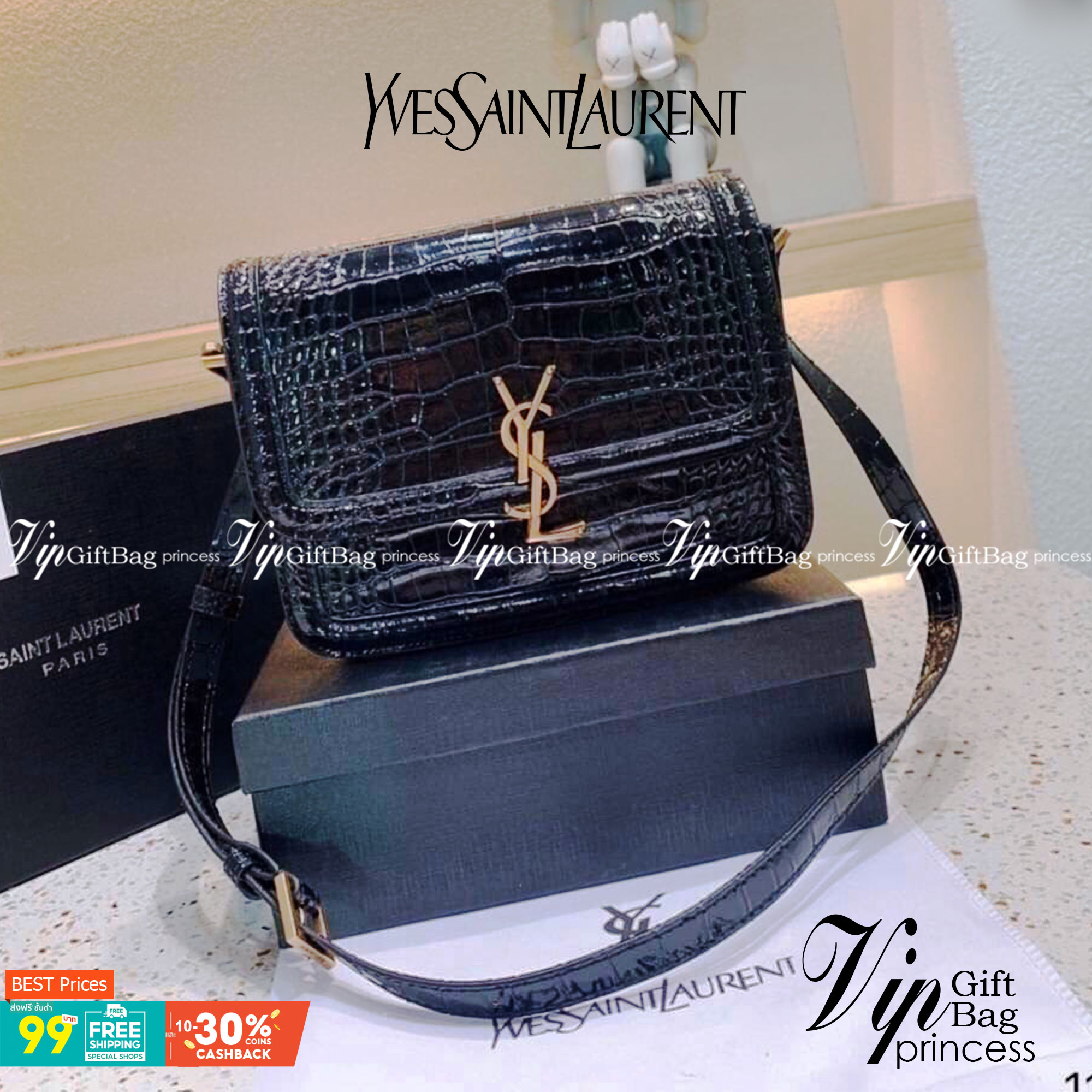 YSL Yves Saint Laurent Black Croc Embossed Leather Satchel Shoulder Bag กระเป๋าสะพายทรงกล่องหนังลายจระเข้ คอลนี้ถือว่าเป็นตัวท๊อปเลยค่า ดาราใช้กันเยอะ ดีไซส์น่าใช้ วัสดุเกรดดี อะไหล่สวยงาม ภายในโล่งมีช่องหลัก และช่องย่อยสามารถใส่มือถือของใช้จุกจิกได้เยอะ 