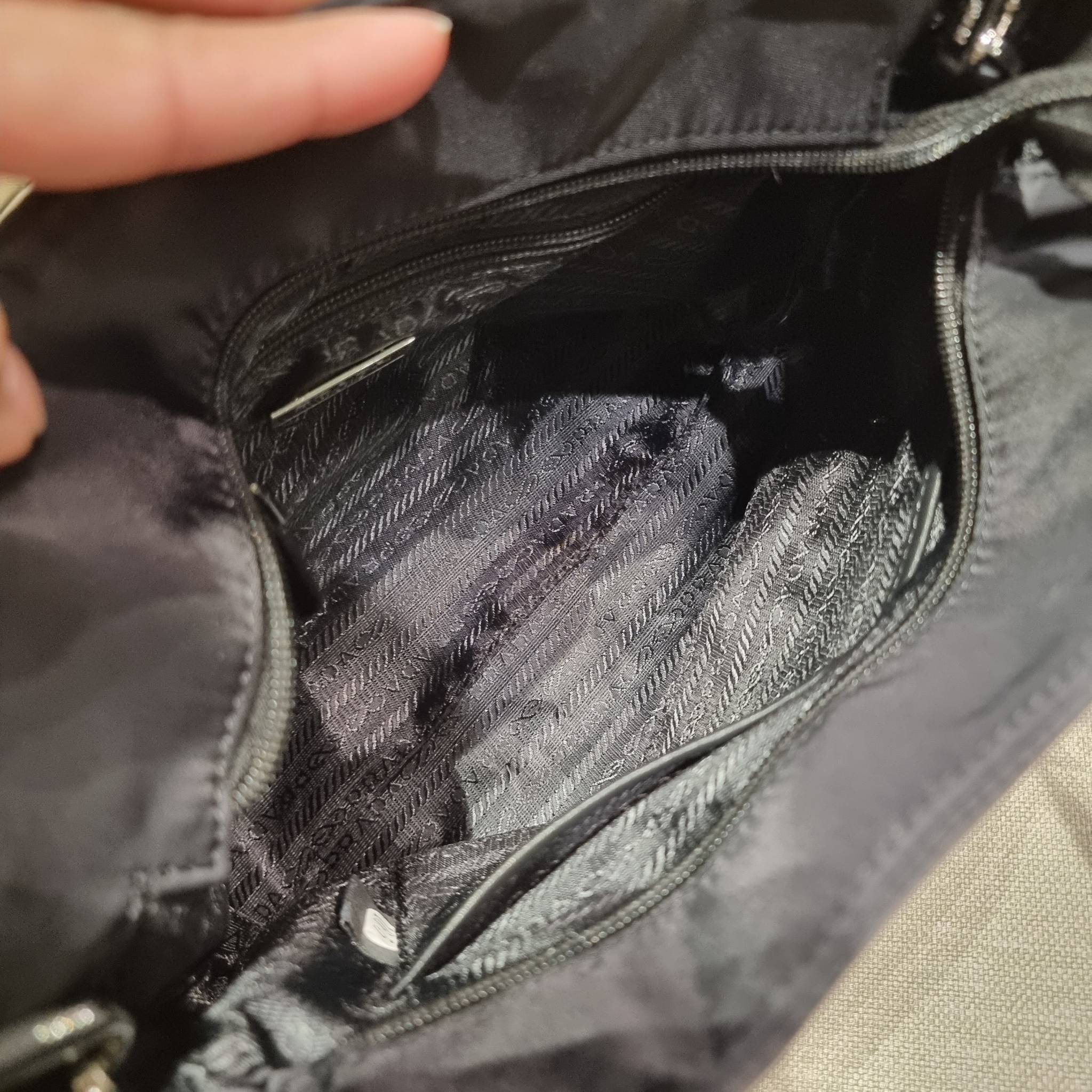 PRADA RE-NYLON TESUTO TOTE BAG กระเป๋าทรงช้อปปิ้ง ขนาดกำลังสวย รุ่นหายาก ขายดีตลอดกาล!!ด้วยรูปทรงที่ใช้งานง่ายและสะดวก ทำให้ครองใจทั้งสาวๆและหนุ่มๆได้ไม่ยาก วัสดุผ้าไนล่อนคุณภาพ พร้อมใบลูก ไว้ใส่เหรียญ ใส่กุญแจได้สารพัด ปากกระเป๋ามีซิปปิดกันของหล่น ภายในเ