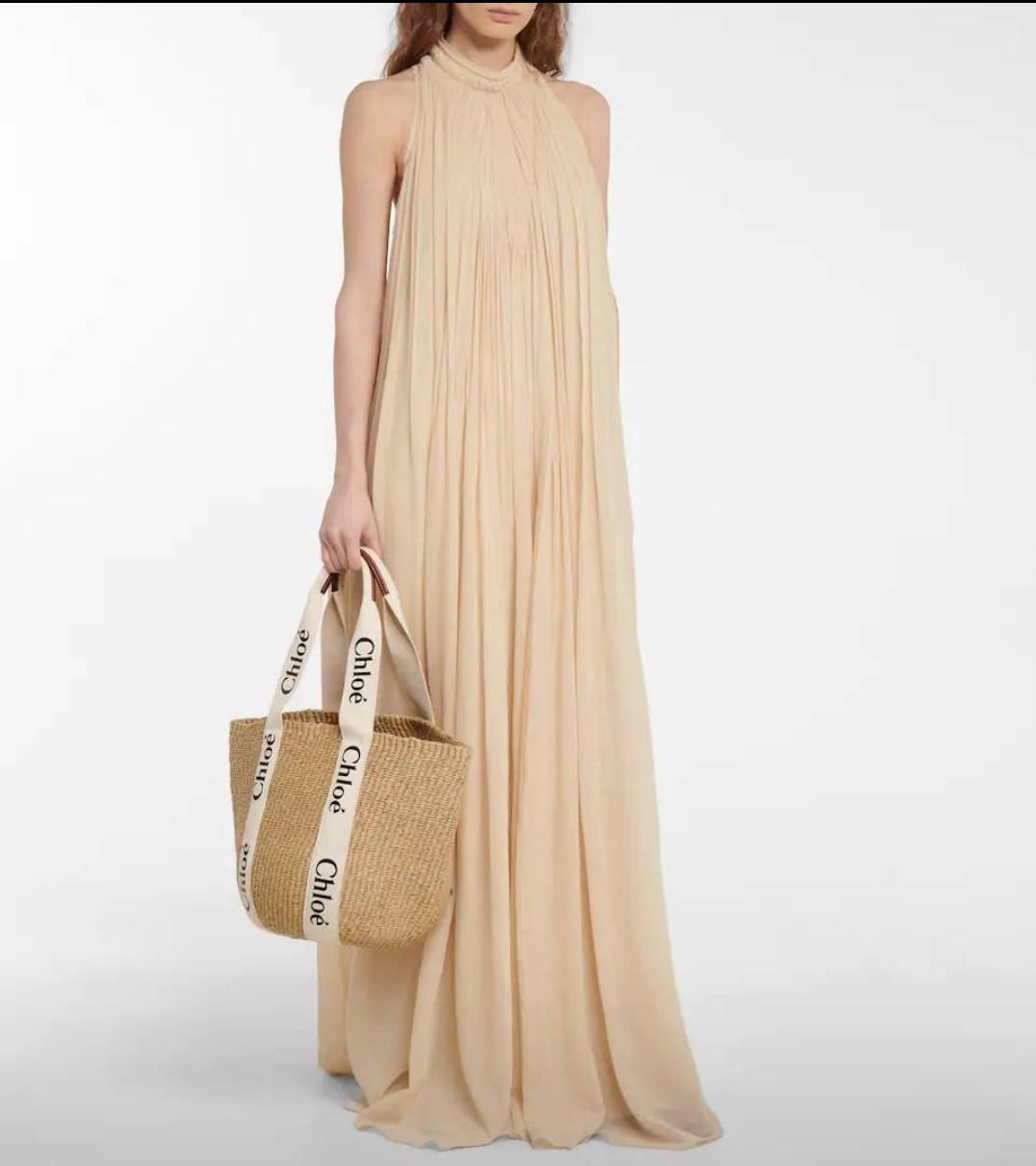 CHLOE LARGE WOODY BASKET กระเป๋าสะพายสานทรงตะกร้า ยอดฮิตติดลมของแบรนด์ ด้วยวัสดุสังเคราห์จากธรรมชาติ สานทอเต็มใบออกมาเป็นลวดลายสวยงาม