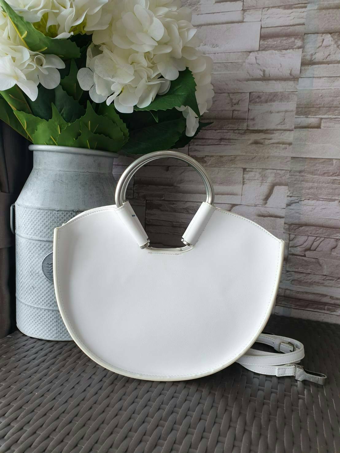 CHARLES & KEITH รุ่น U SHAPE TOP HANDLE BAG CK2-30780786_WHITE ราคาปกติช้อป ( ฿2,590.00 ) กระเป๋าทรงโค้งรูปตัว U วัสดุหนัง PU ลงแพทเทิร์นลวดลาย เส้นด้ายปักแต่งสีสัน บนตัวกระเป๋า เพิ่มความสวยสะดุดตา รับประกันความเก๋!! จะทำให้คุณโดดเด่นไม่เหมือนใคร หูกระเป๋